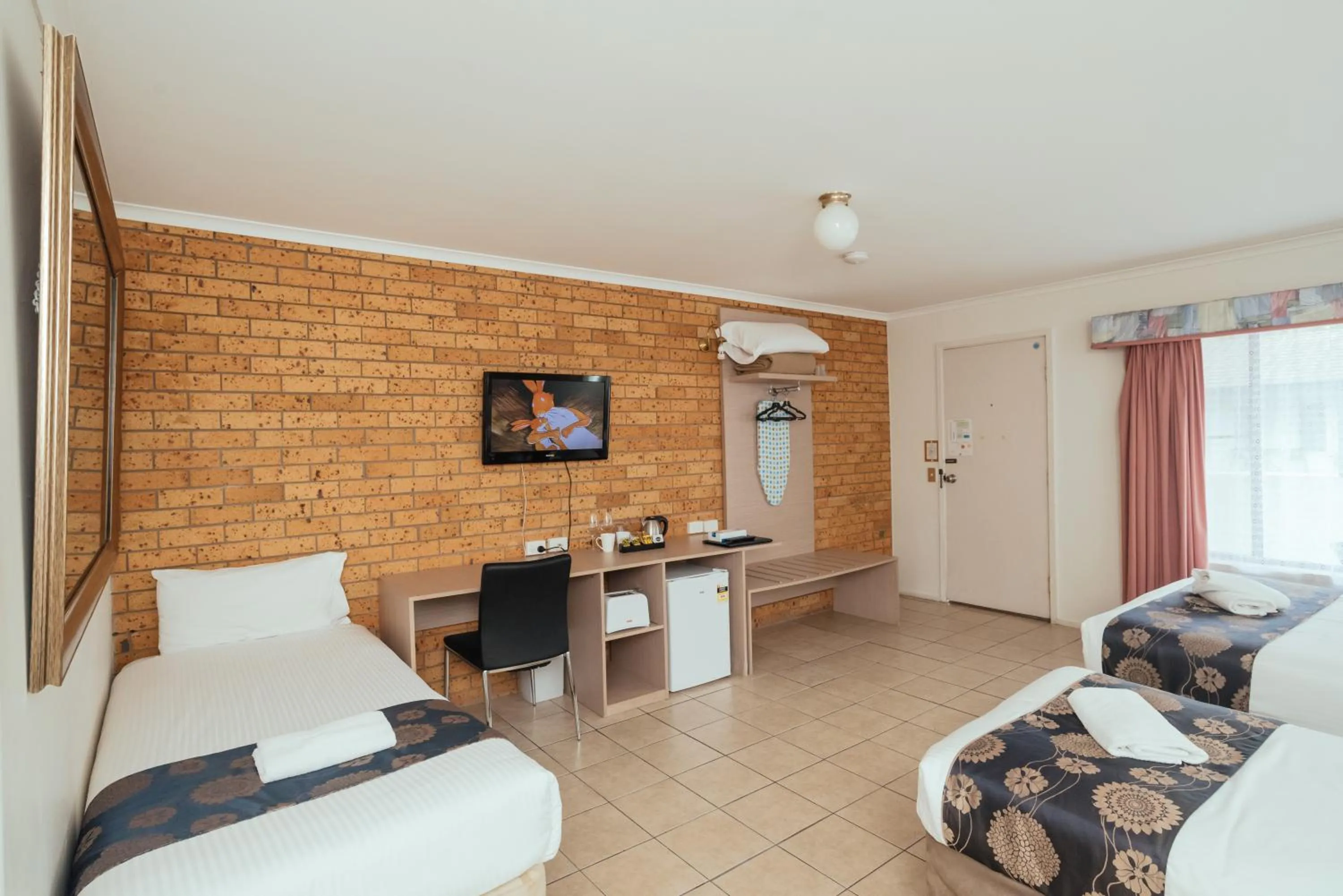TV and multimedia, Bed in Coffs Windmill Motel