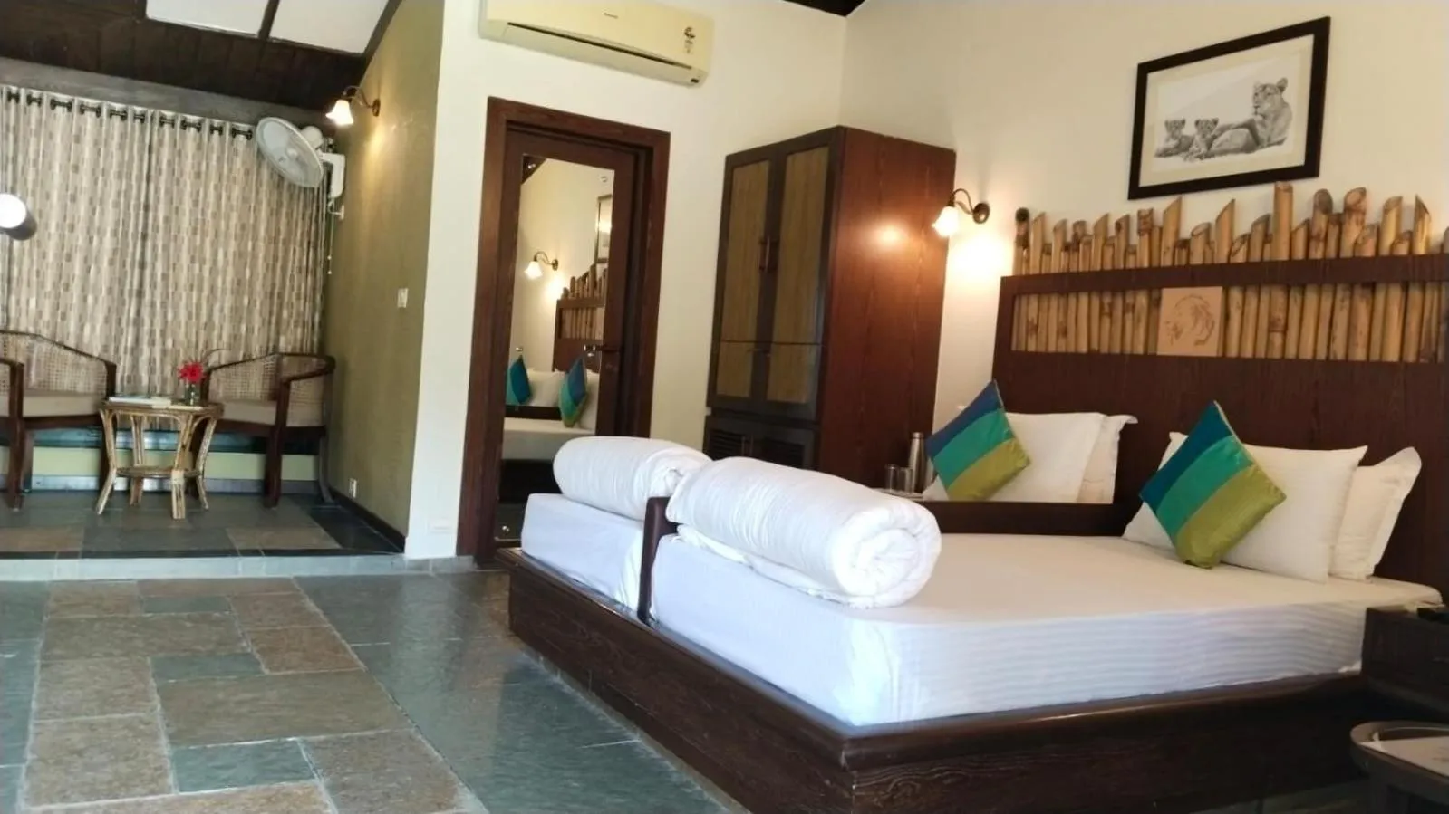 Bed in Asiatic Lion Lodge