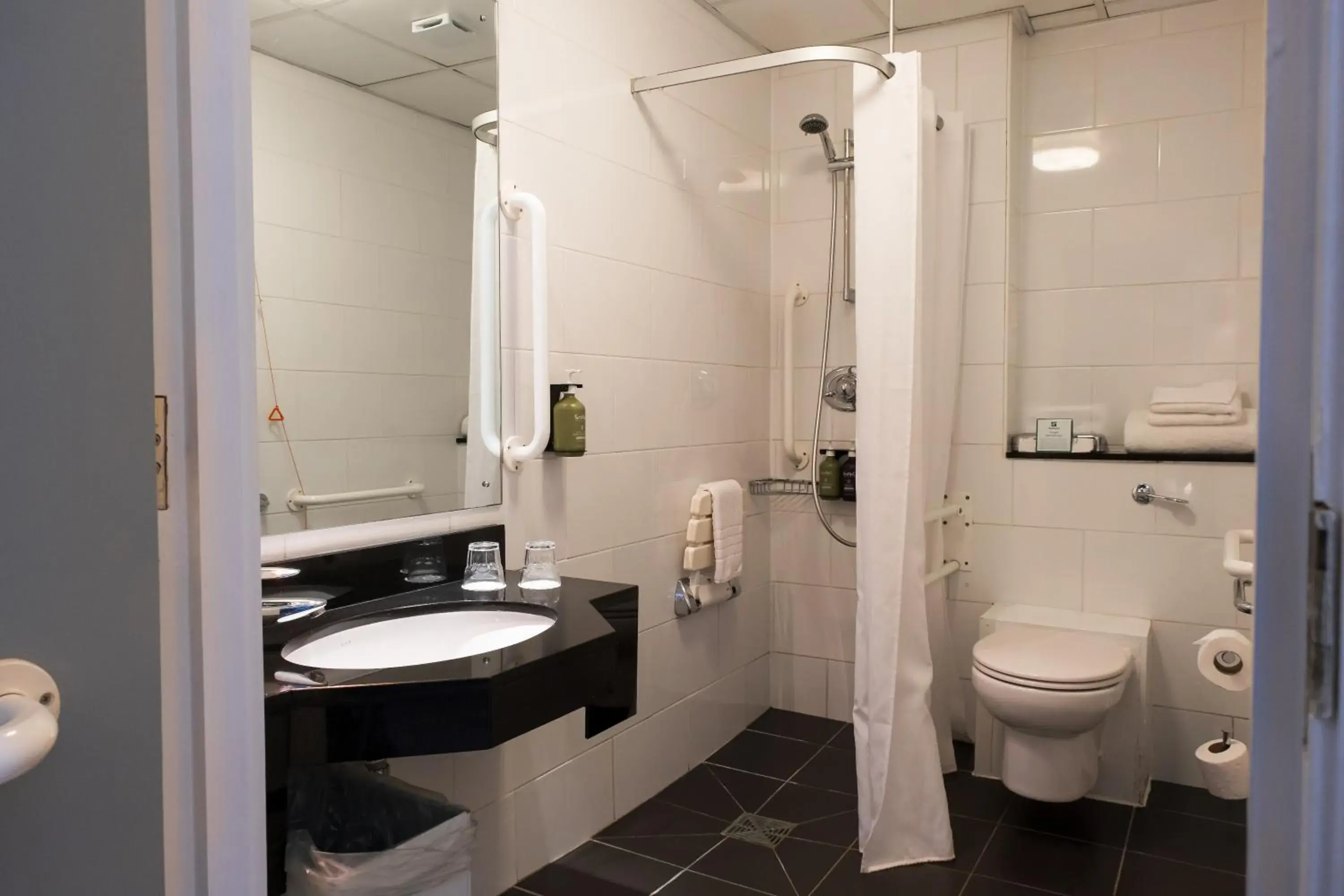 Standard Double Room - Disability Access in Holiday Inn Doncaster A1- M Jct 36 by IHG Standard Double Room - Disability Access in Holiday Inn Doncaster A1- M Jct 36 by IHG