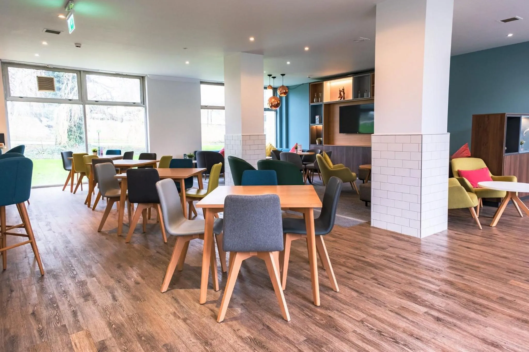 Lounge or bar in Holiday Inn Doncaster A1- M Jct 36 by IHG