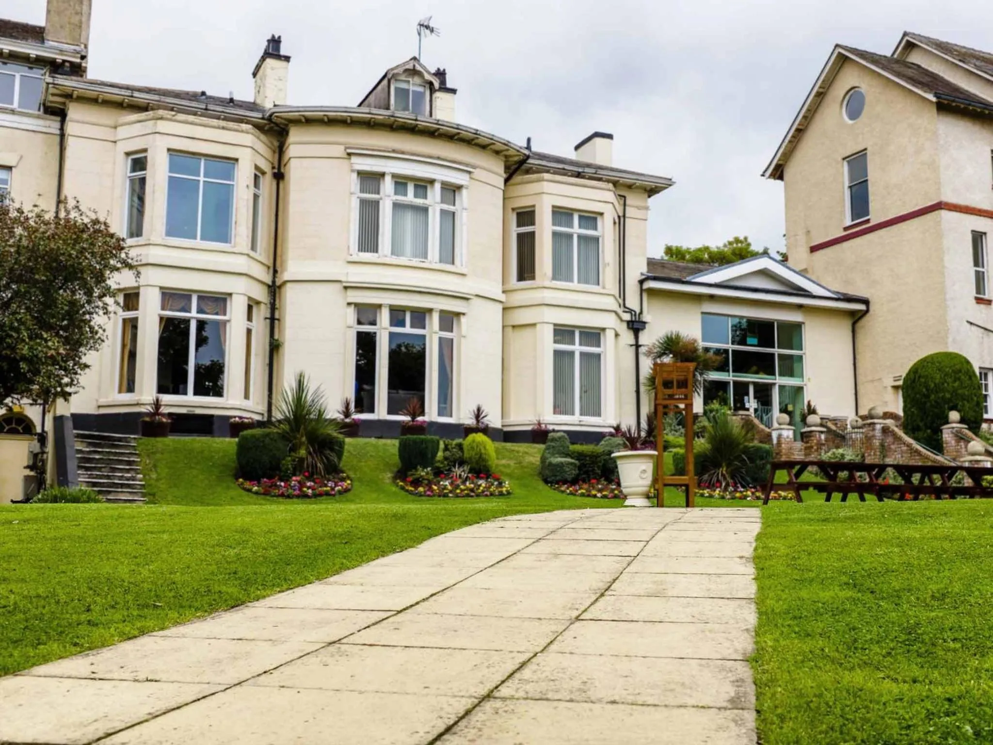 Facade/entrance, Property Building in The Devonshire House Hotel