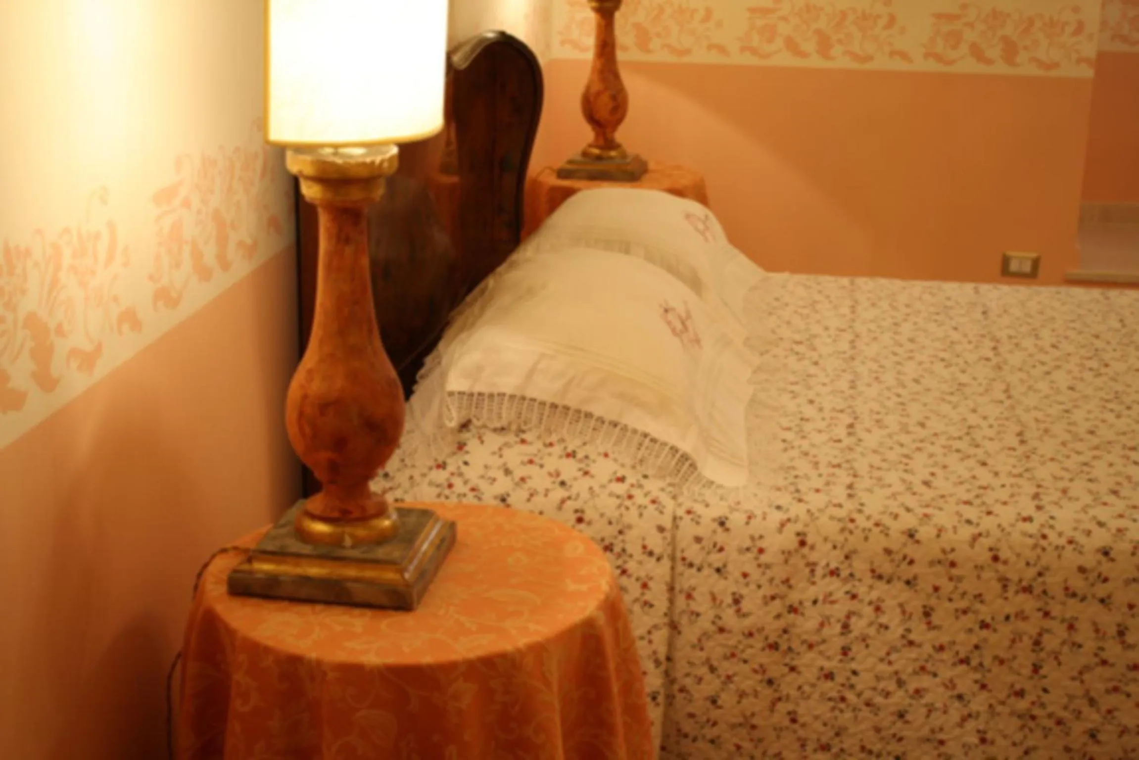 Decorative detail, Bed in ex BENEFICIO Santa MARIA della SCALA B&B de Charme