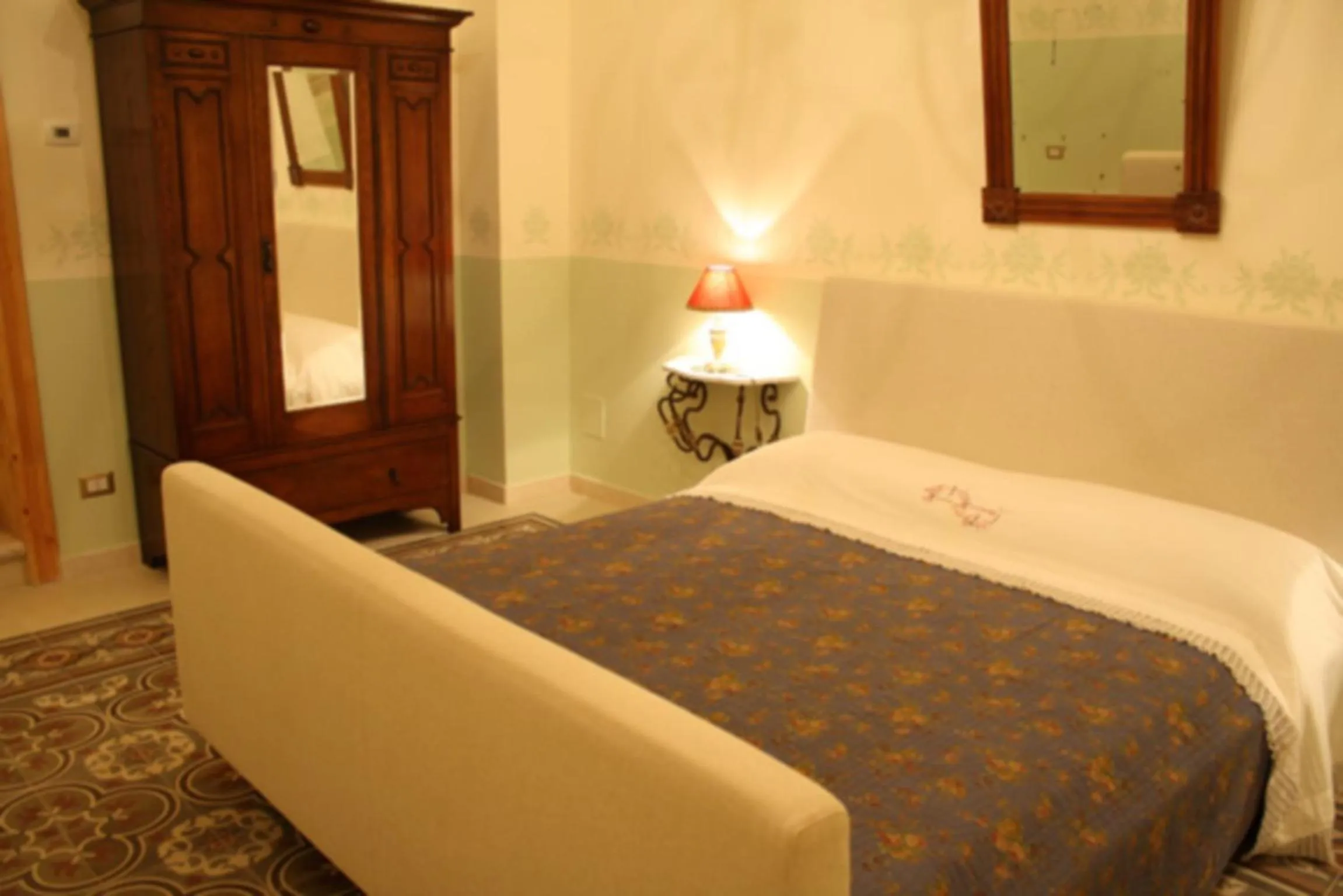 Decorative detail, Bed in ex BENEFICIO Santa MARIA della SCALA B&B de Charme