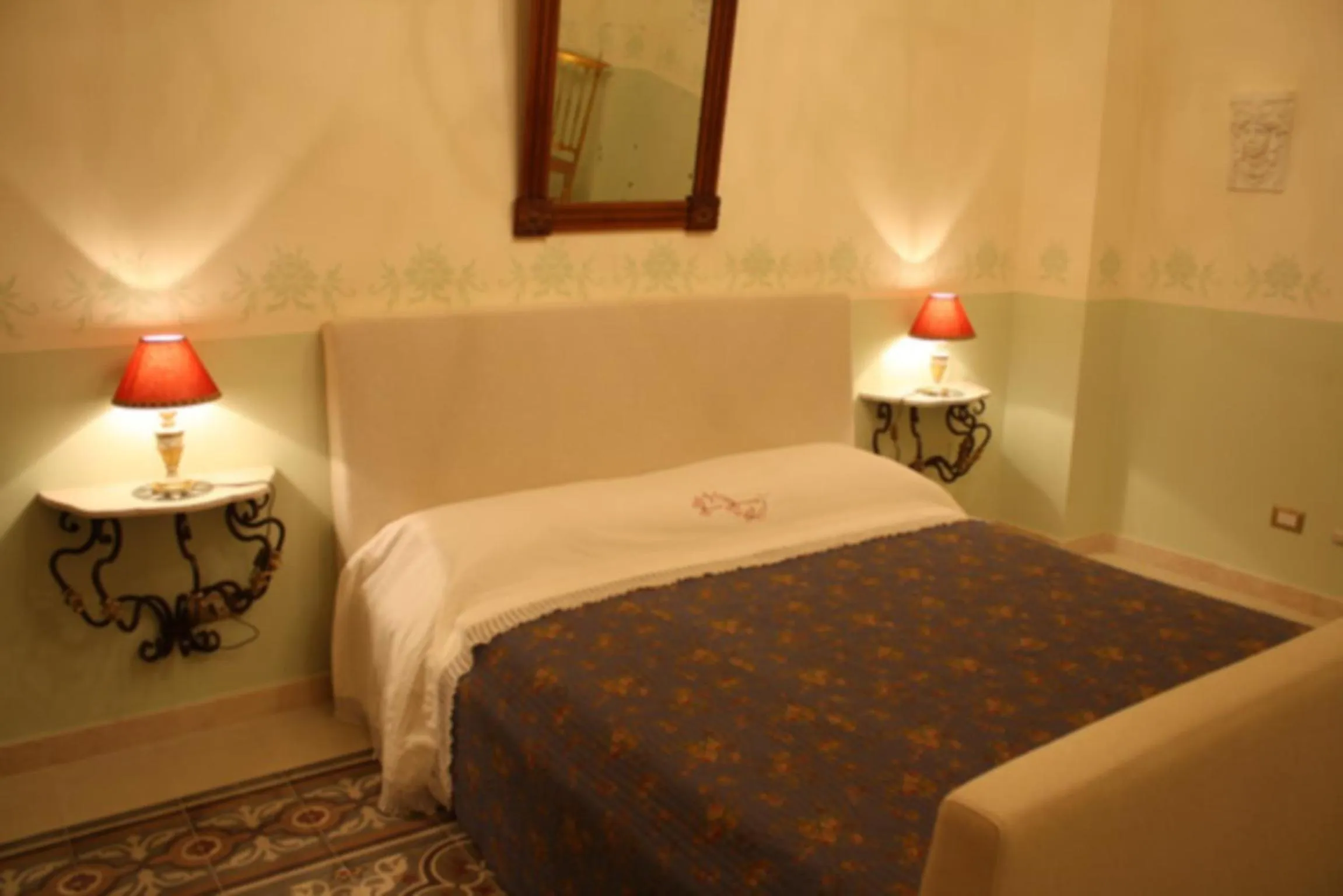 Decorative detail, Bed in ex BENEFICIO Santa MARIA della SCALA B&B de Charme