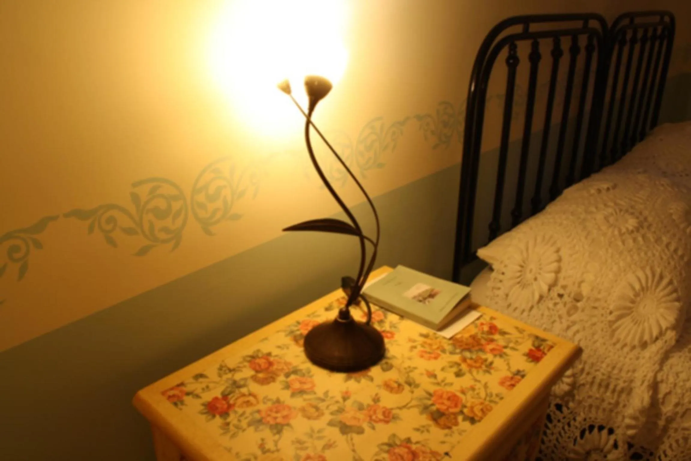 Decorative detail, Bed in ex BENEFICIO Santa MARIA della SCALA B&B de Charme