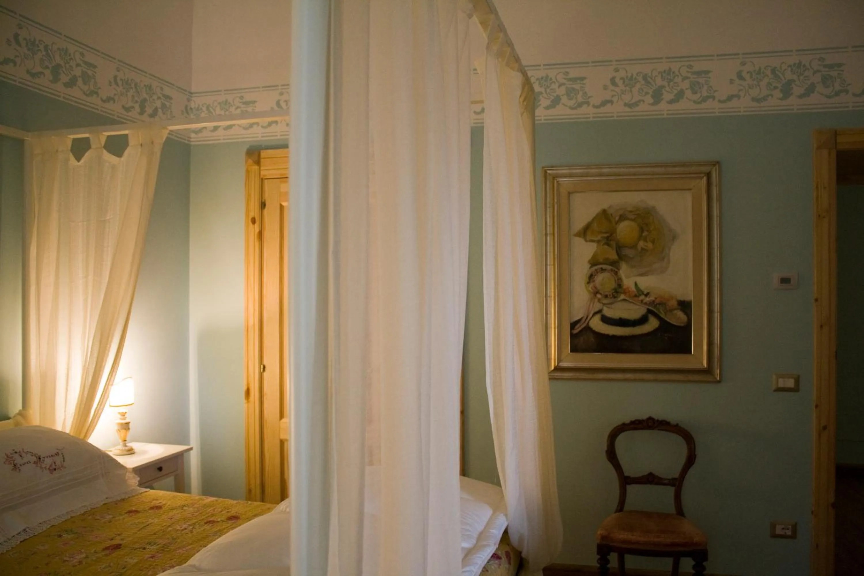 Decorative detail, Bed in ex BENEFICIO Santa MARIA della SCALA B&B de Charme