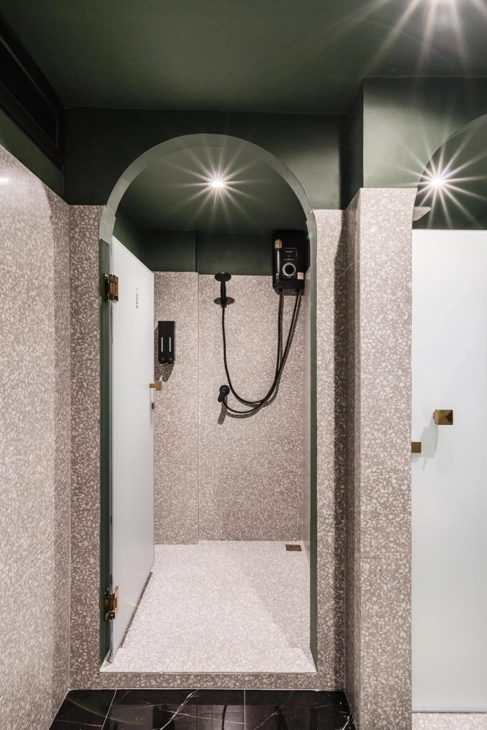 Shower in Cher Hostel Bangkok Shower in Cher Hostel Bangkok