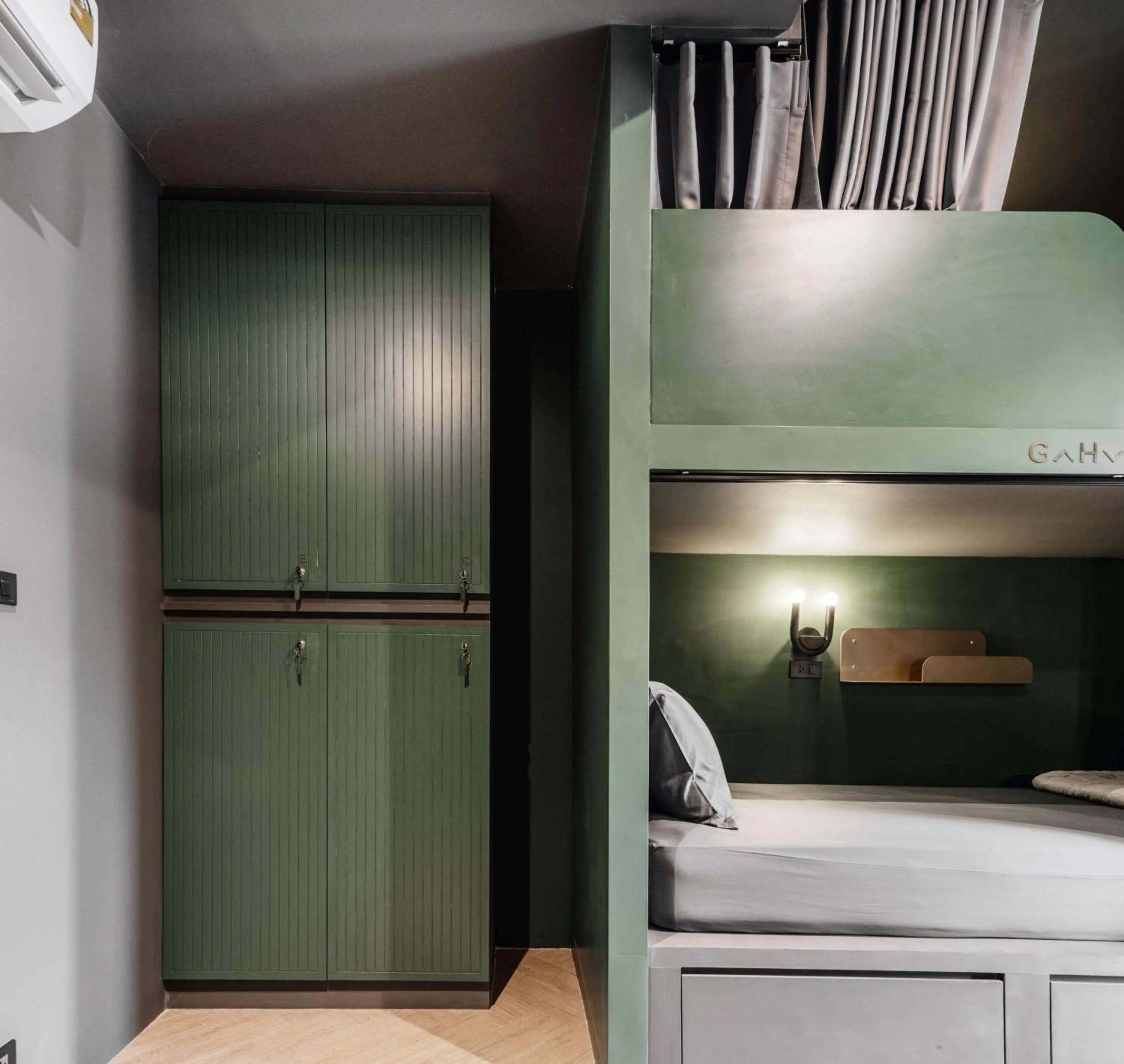 microwave, Bed in Cher Hostel Bangkok