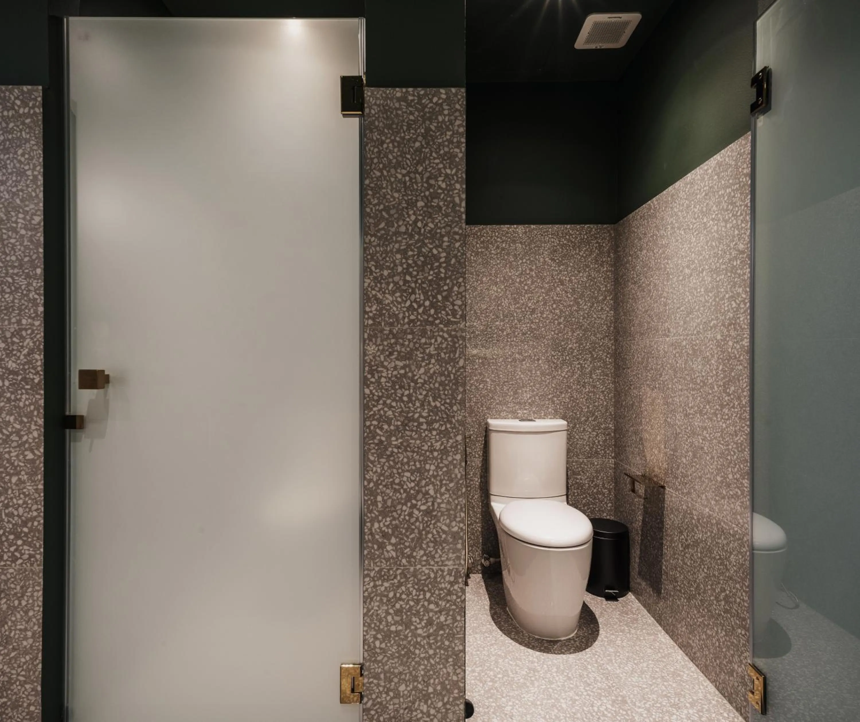 Toilet in Cher Hostel Bangkok