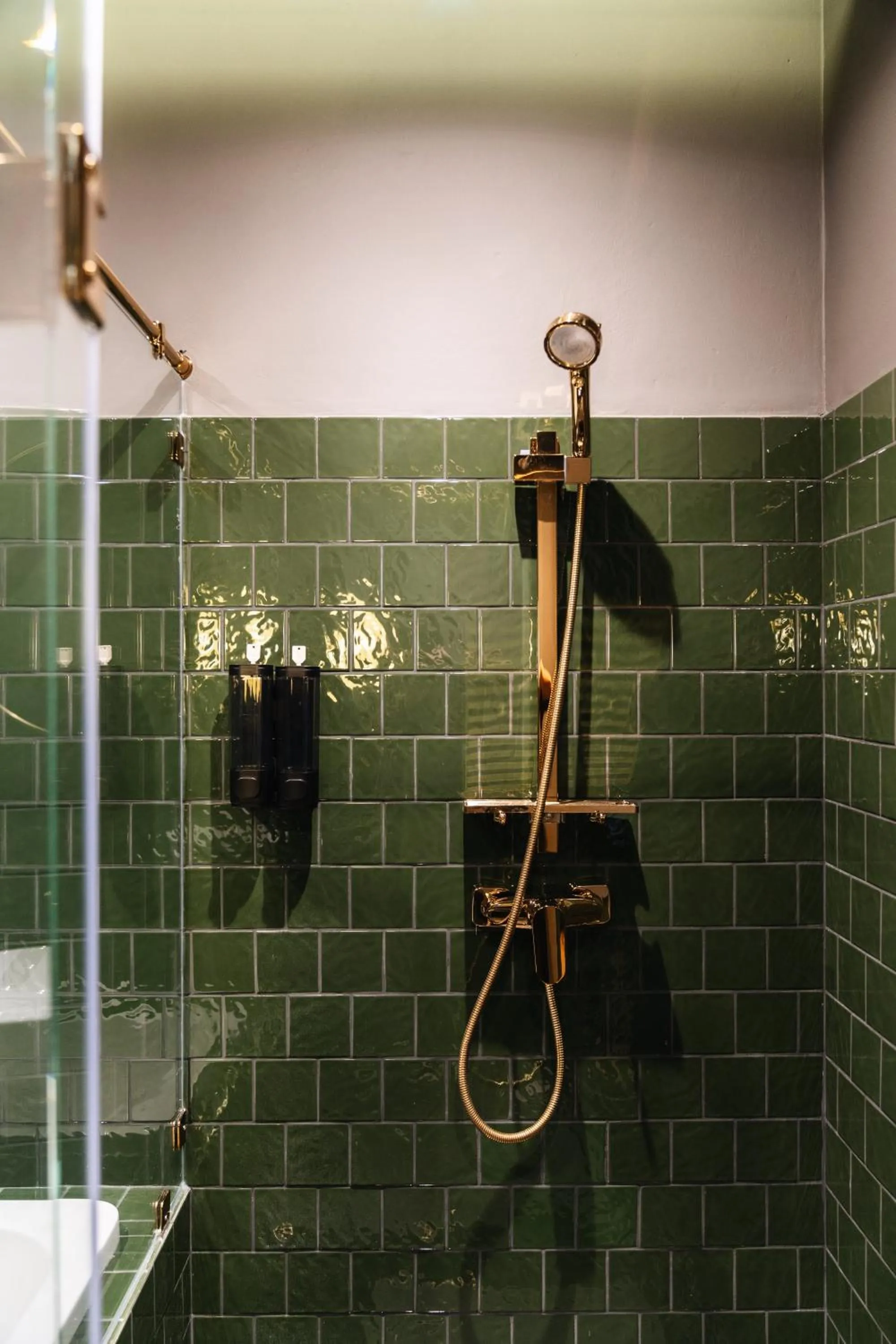 Shower in Cher Hostel Bangkok