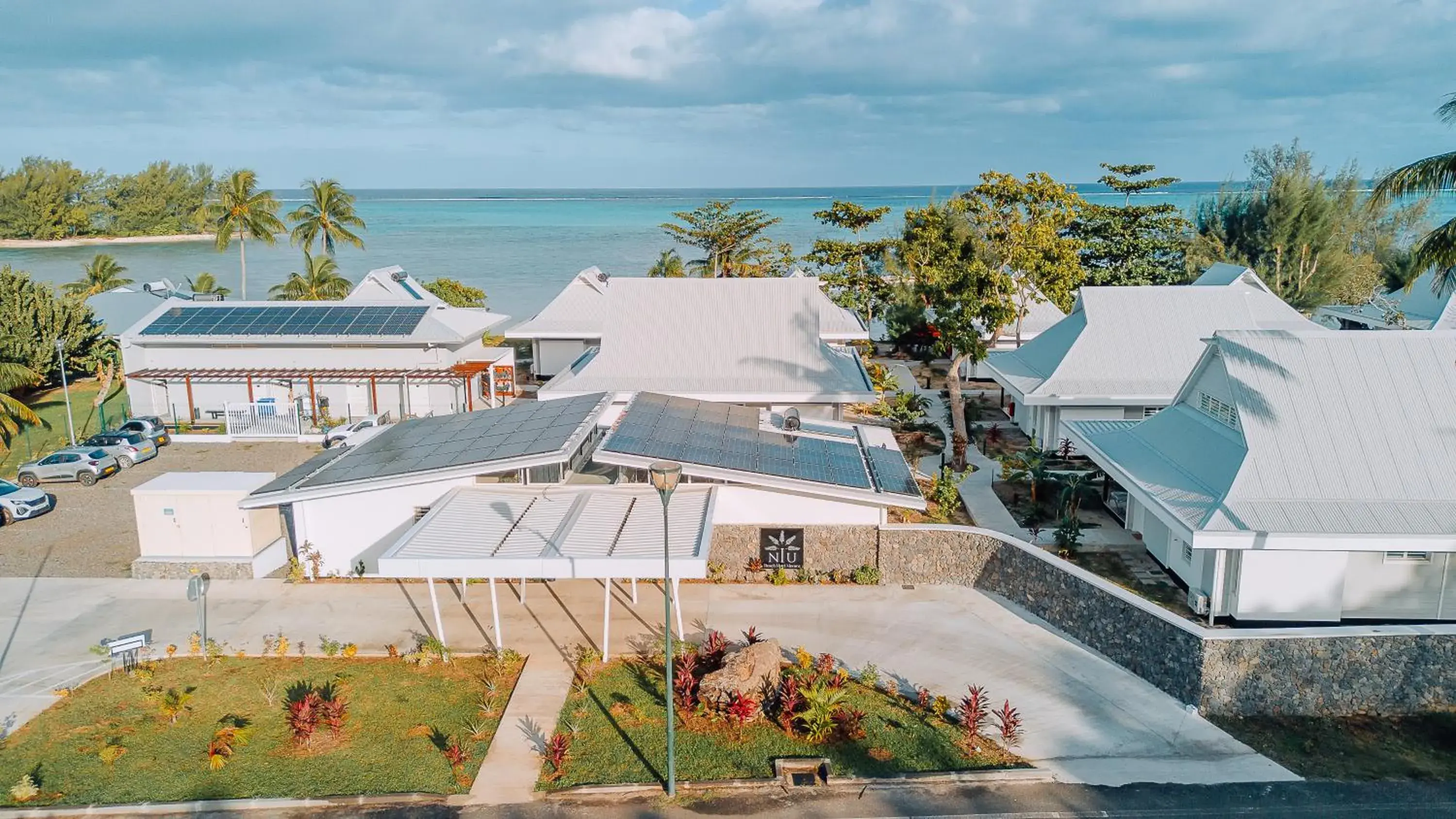 Property building in Niu Beach Hôtel Moorea Property building in Niu Beach Hôtel Moorea