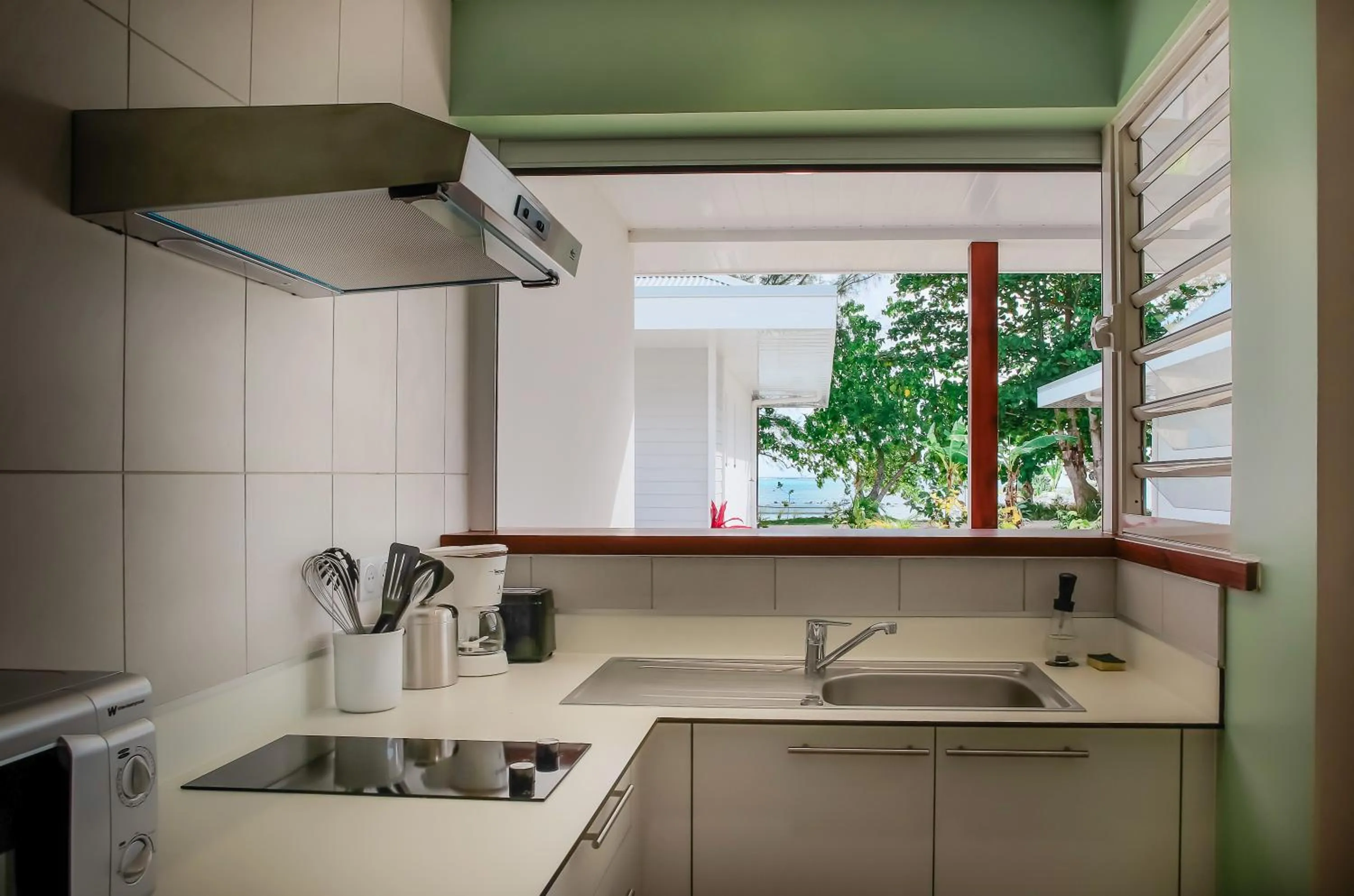Kitchen or kitchenette in Niu Beach Hôtel Moorea