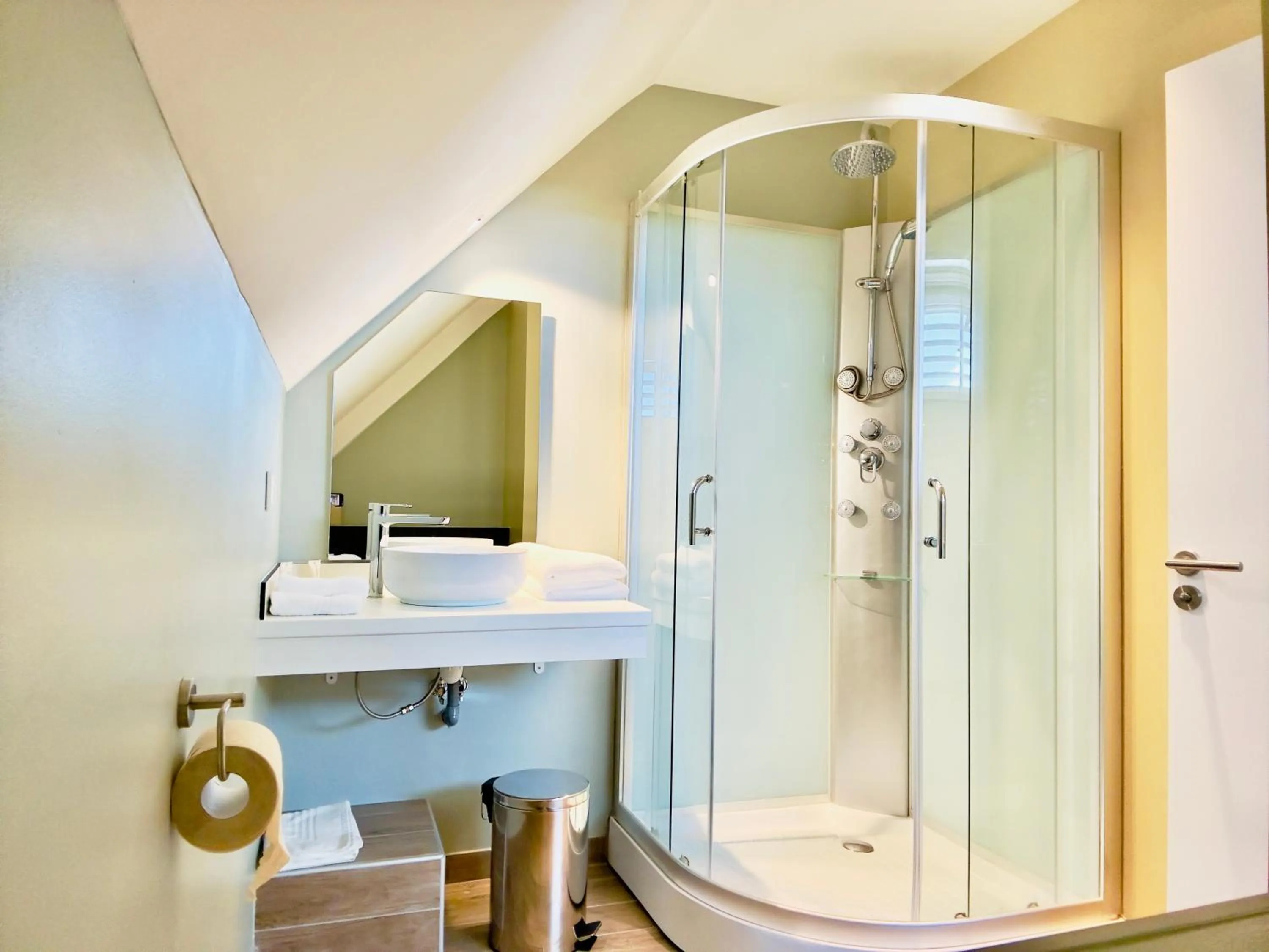 Shower in Niu Beach Hôtel Moorea