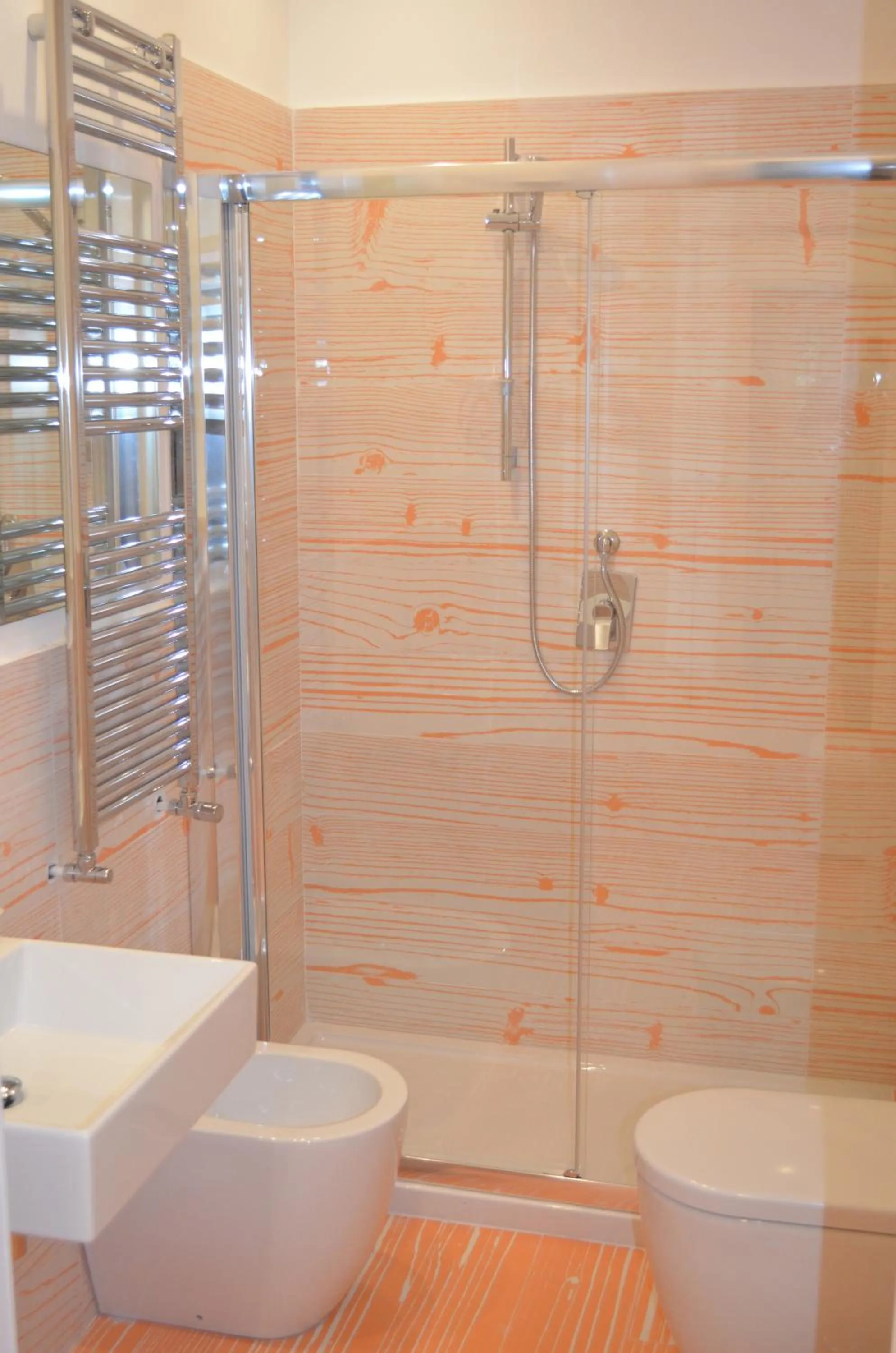 Shower in Divine Bed & Breakfast