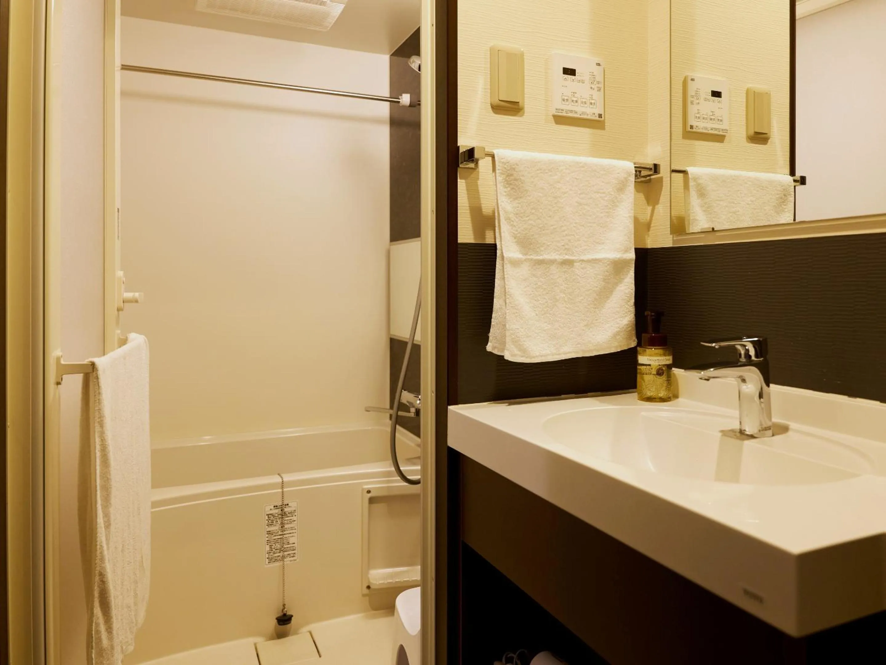 Shower in Waka Heian Shirakawa Hotel