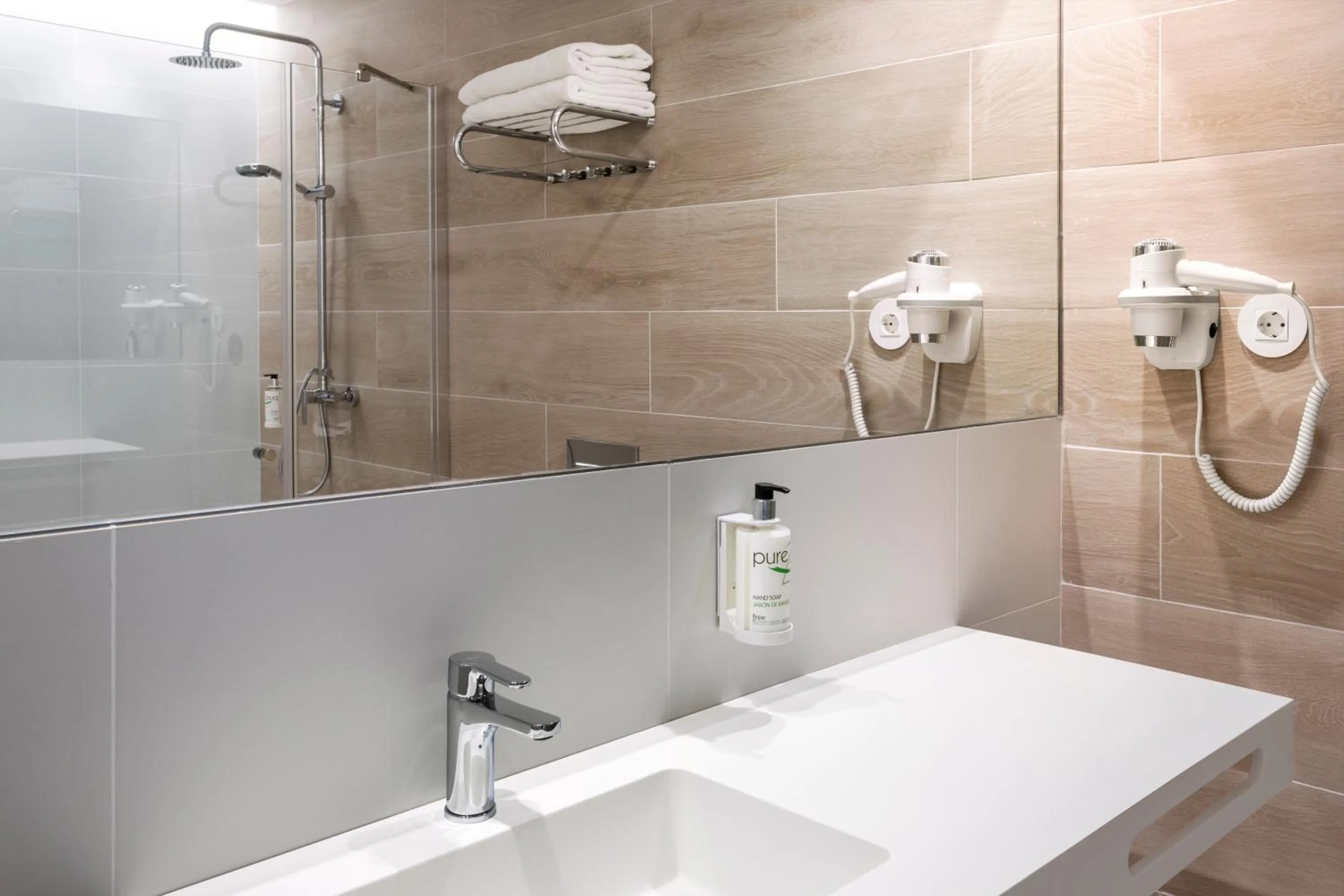 Bathroom in B&B HOTEL Lleida