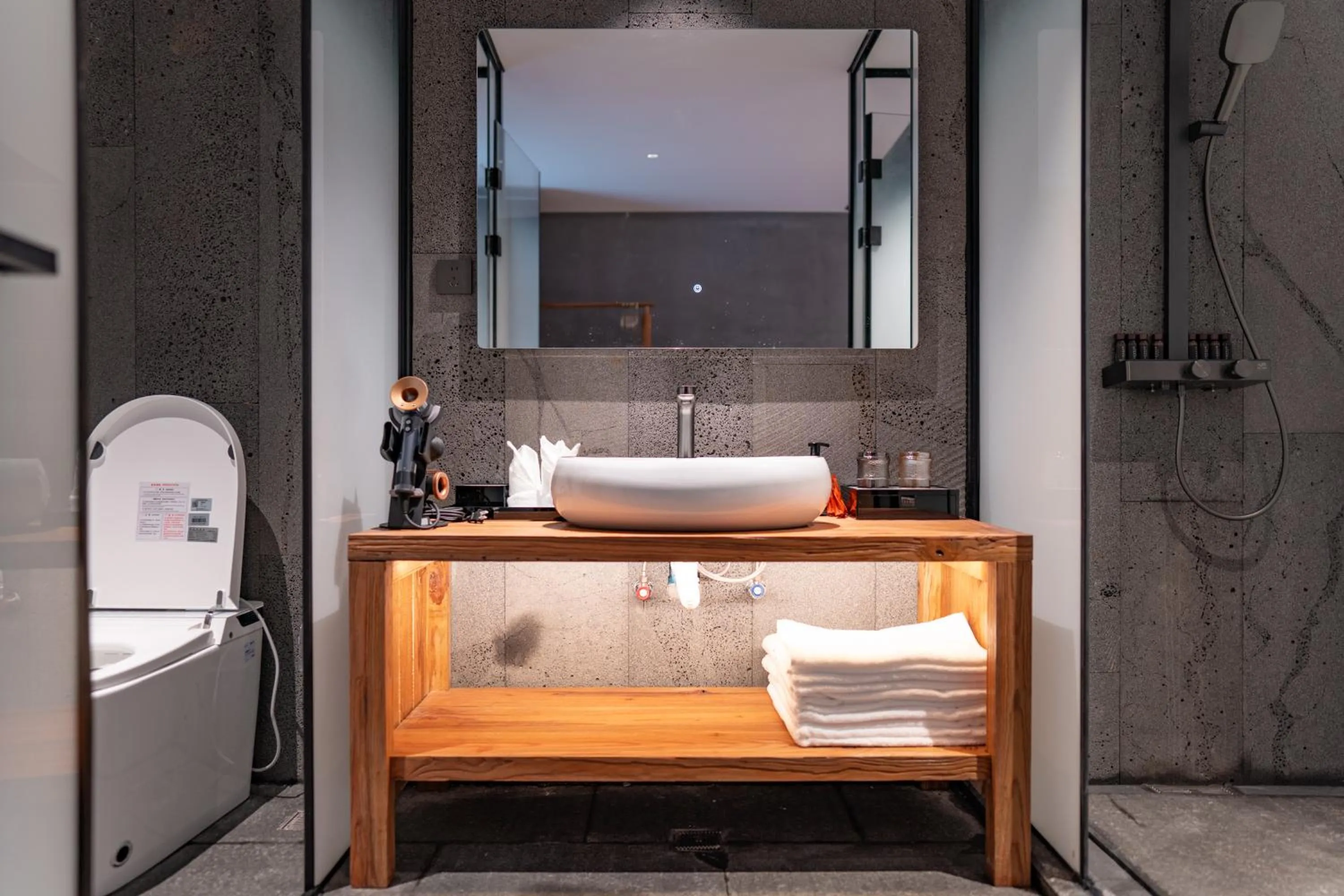 Bathroom, Bed in Foggy Valley