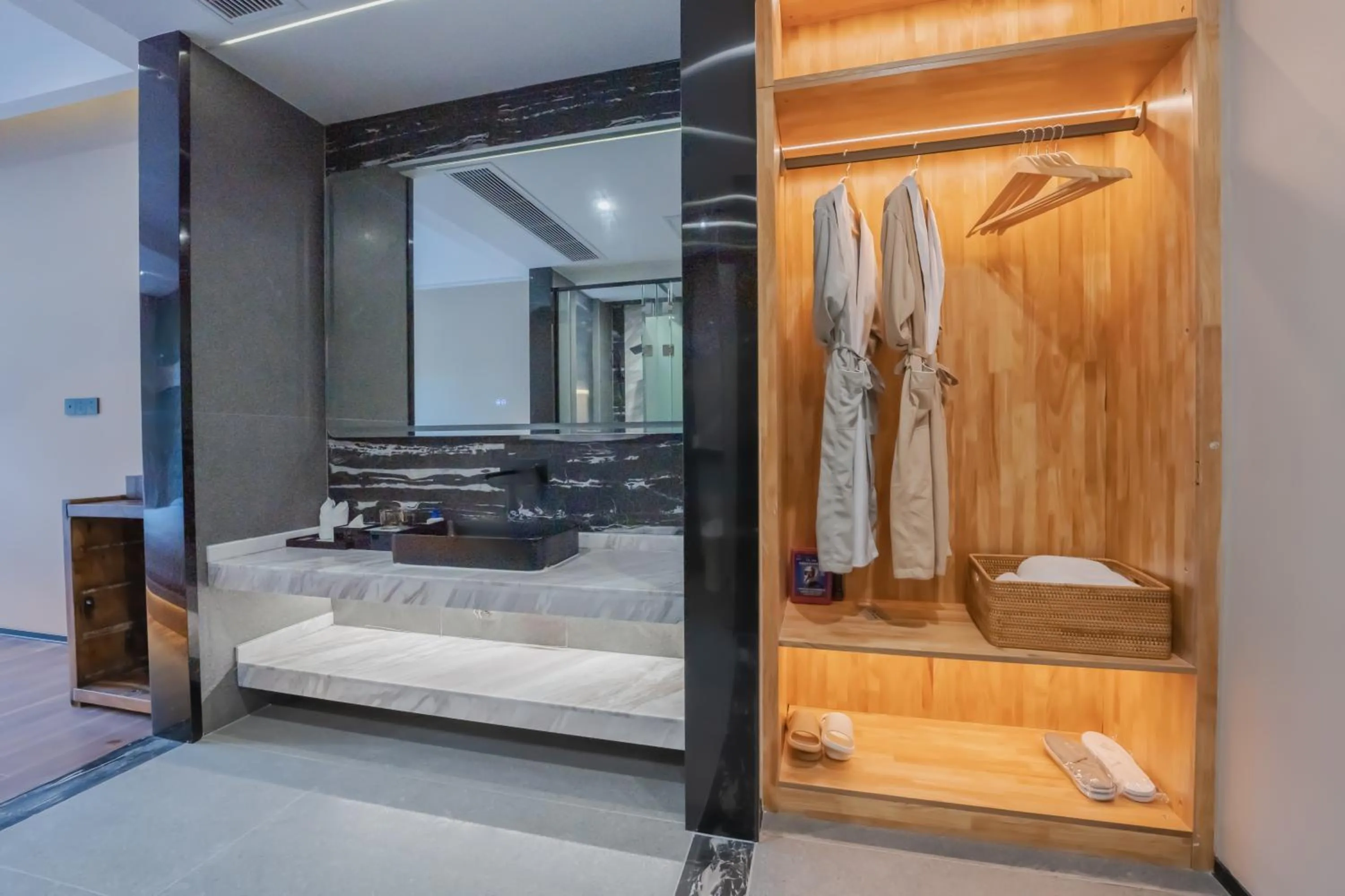 Shower, Bed in Foggy Valley