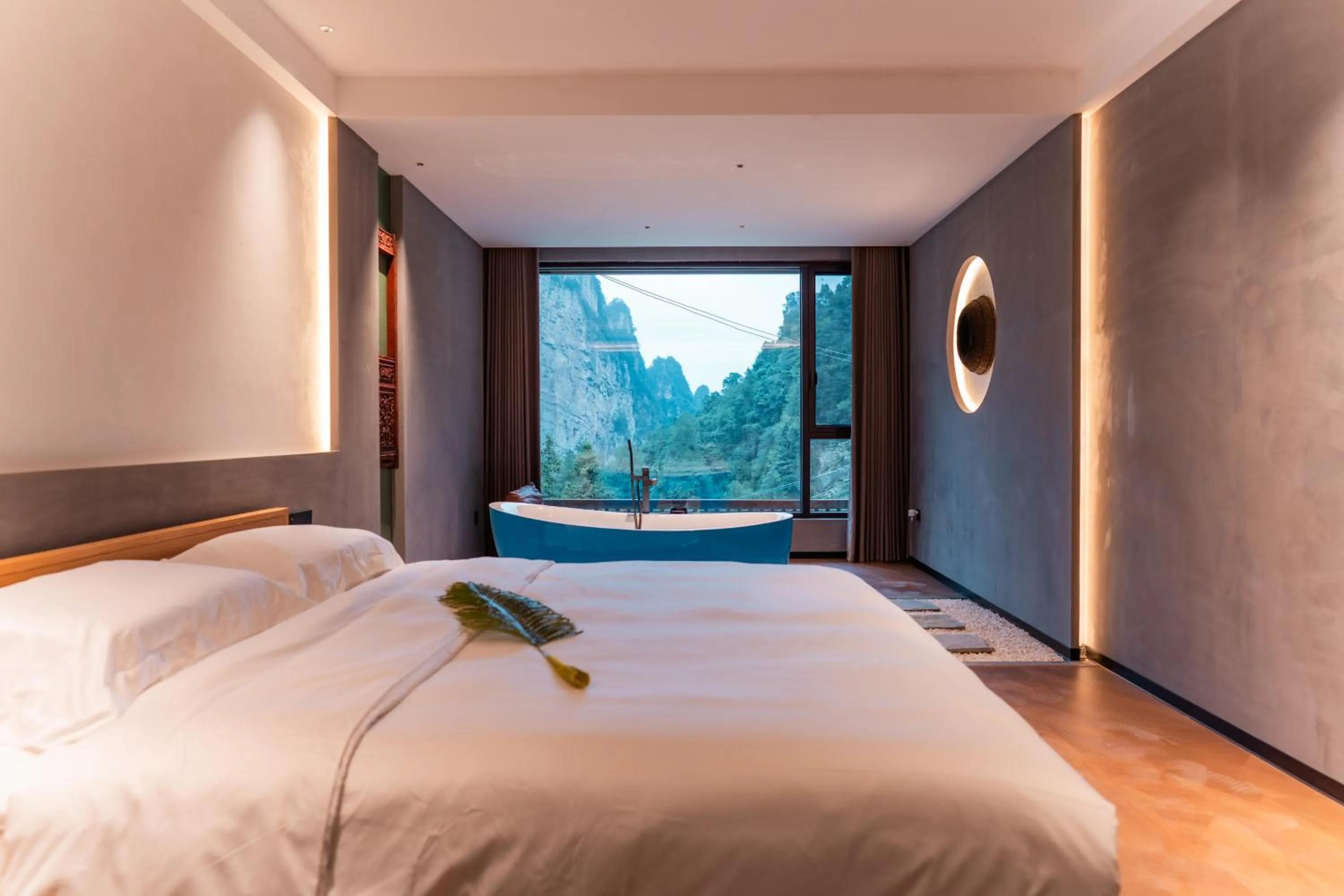 Photo of the whole room, Bed in Foggy Valley