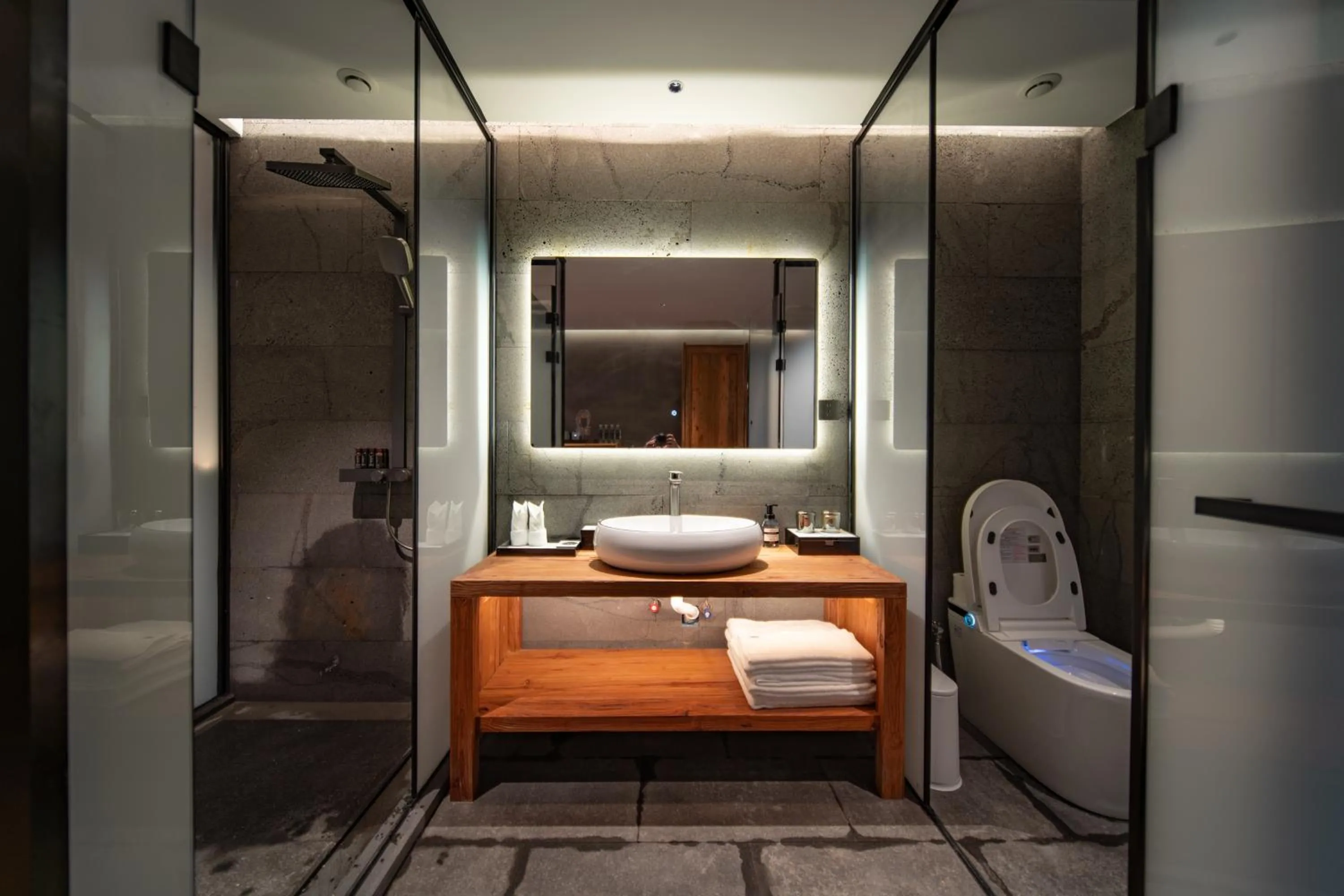 Bathroom, Bed in Foggy Valley