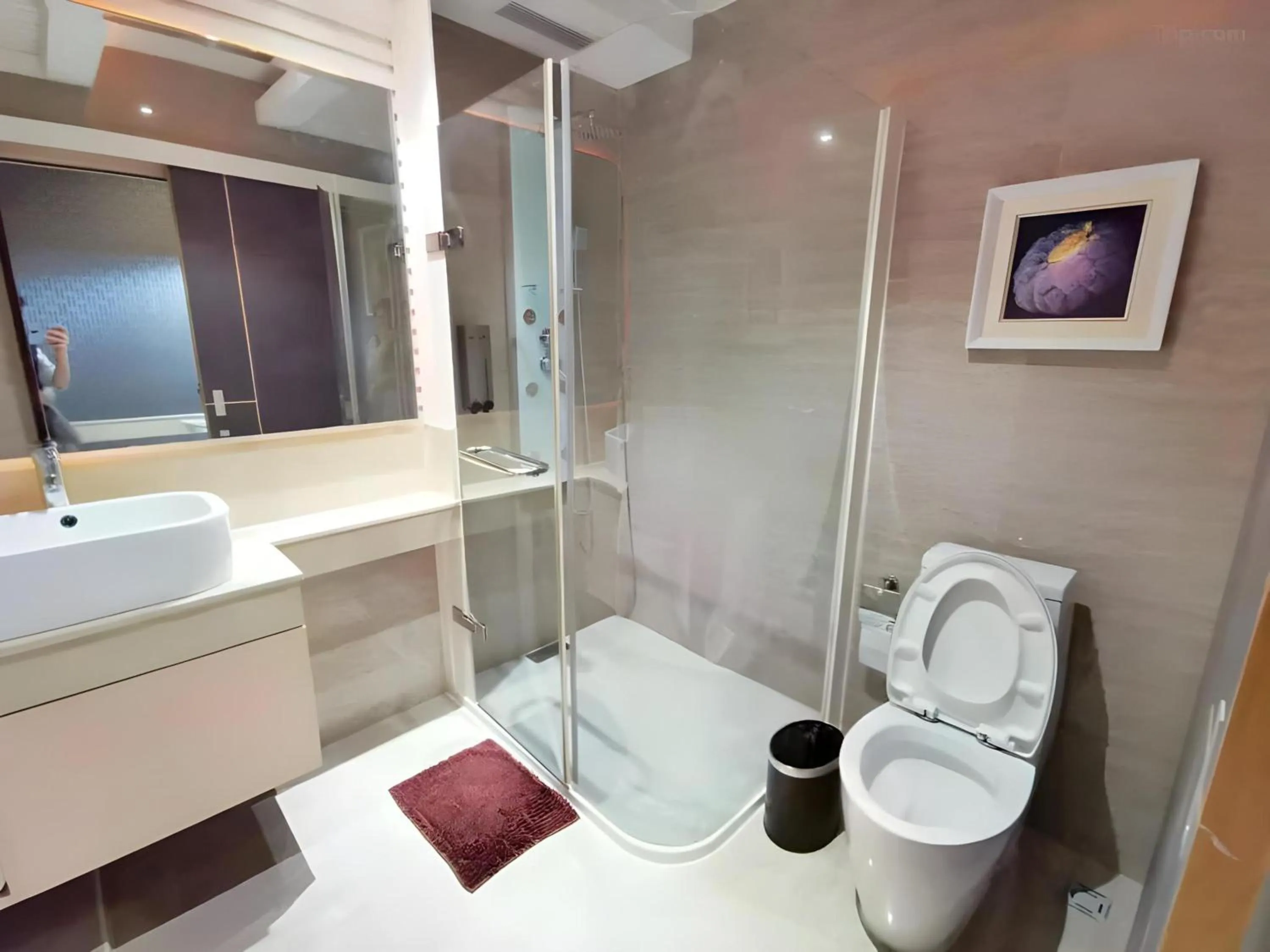 Bathroom in Capital O 75451 Podstel Hostel Bangkok