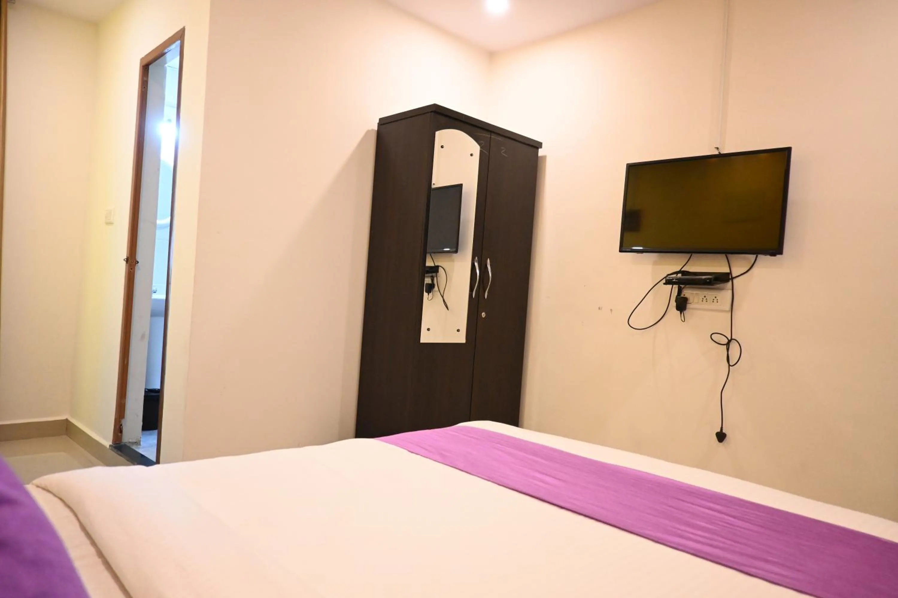 Communal lounge/ TV room, Bed in Hotel SY Comforts