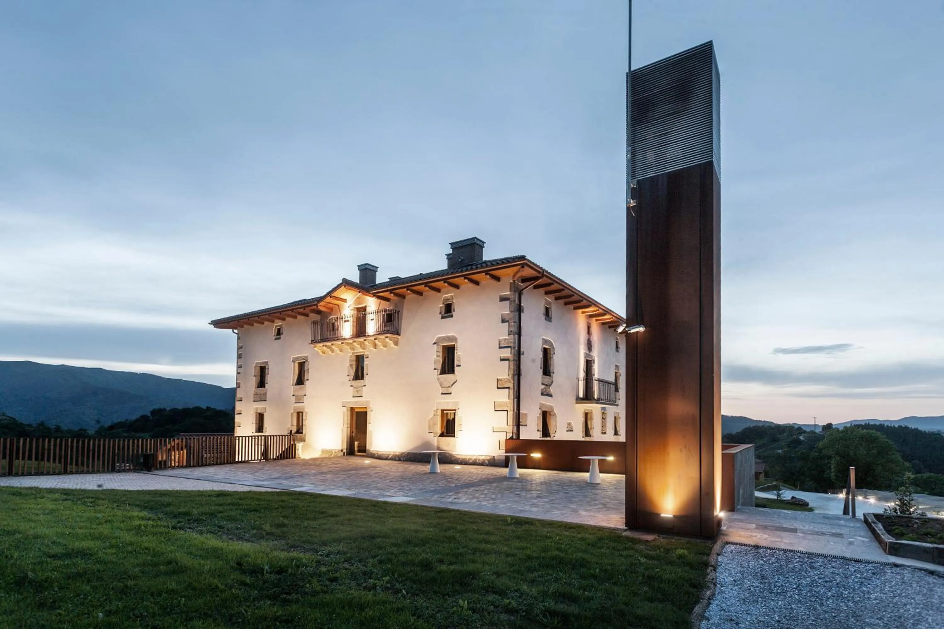Facade/entrance in Palacio de Yrisarri by IrriSarri Land