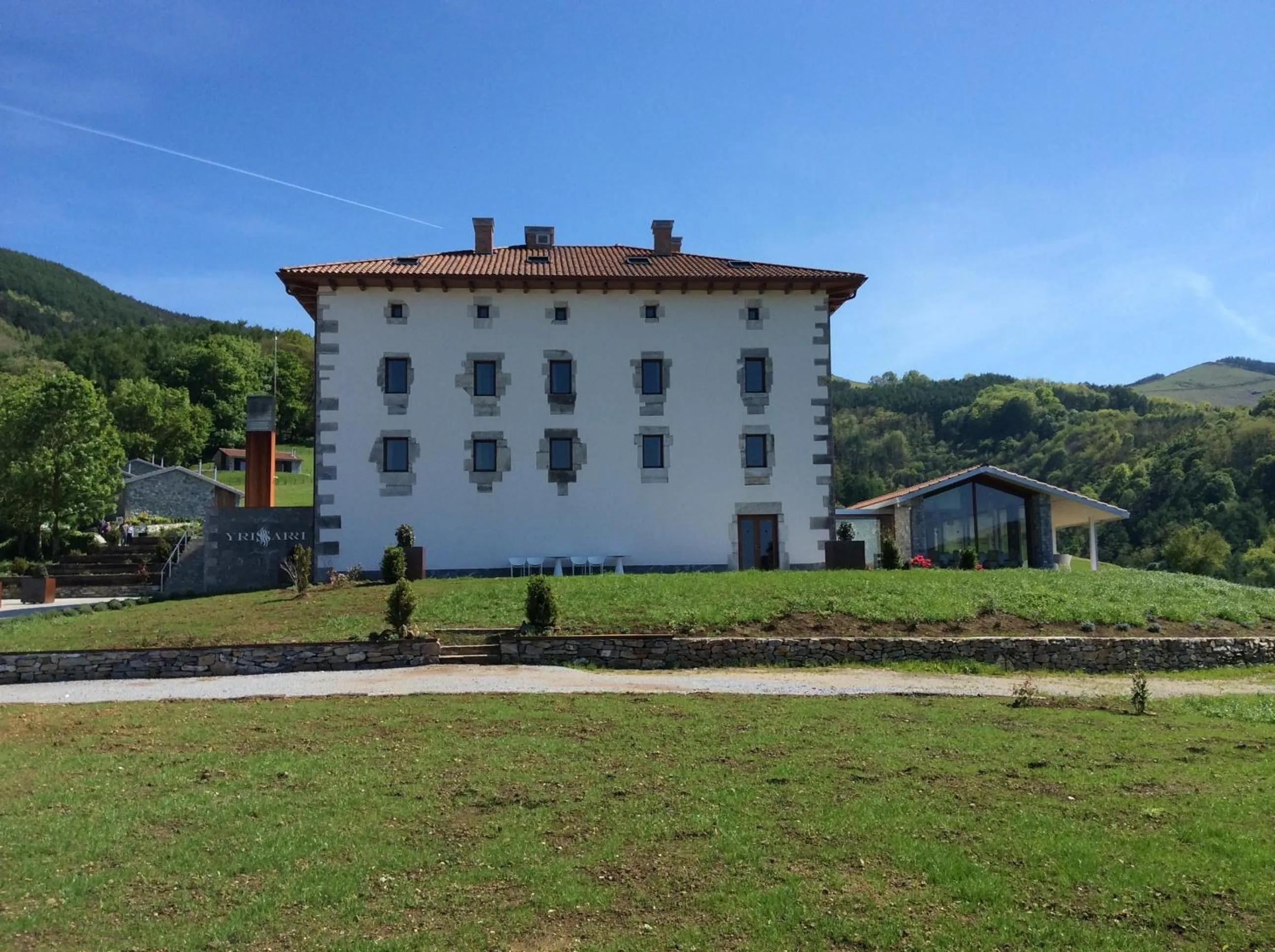 Facade/entrance in Palacio de Yrisarri by IrriSarri Land