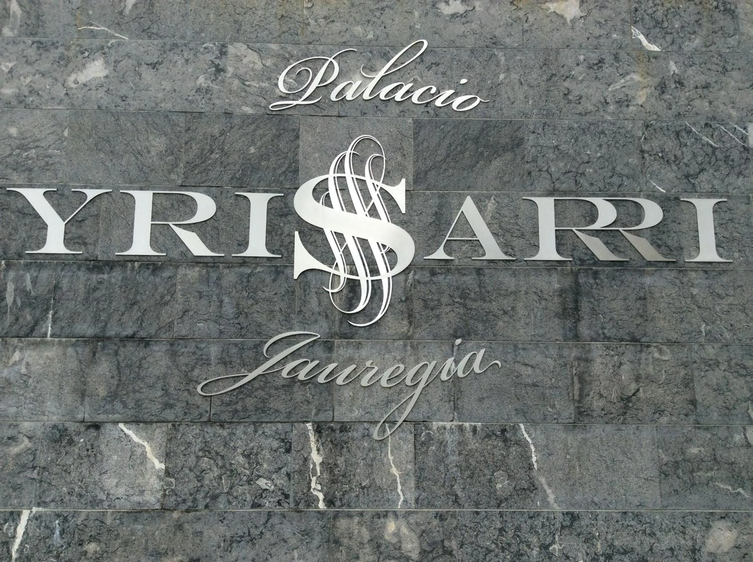 Facade/entrance in Palacio de Yrisarri by IrriSarri Land