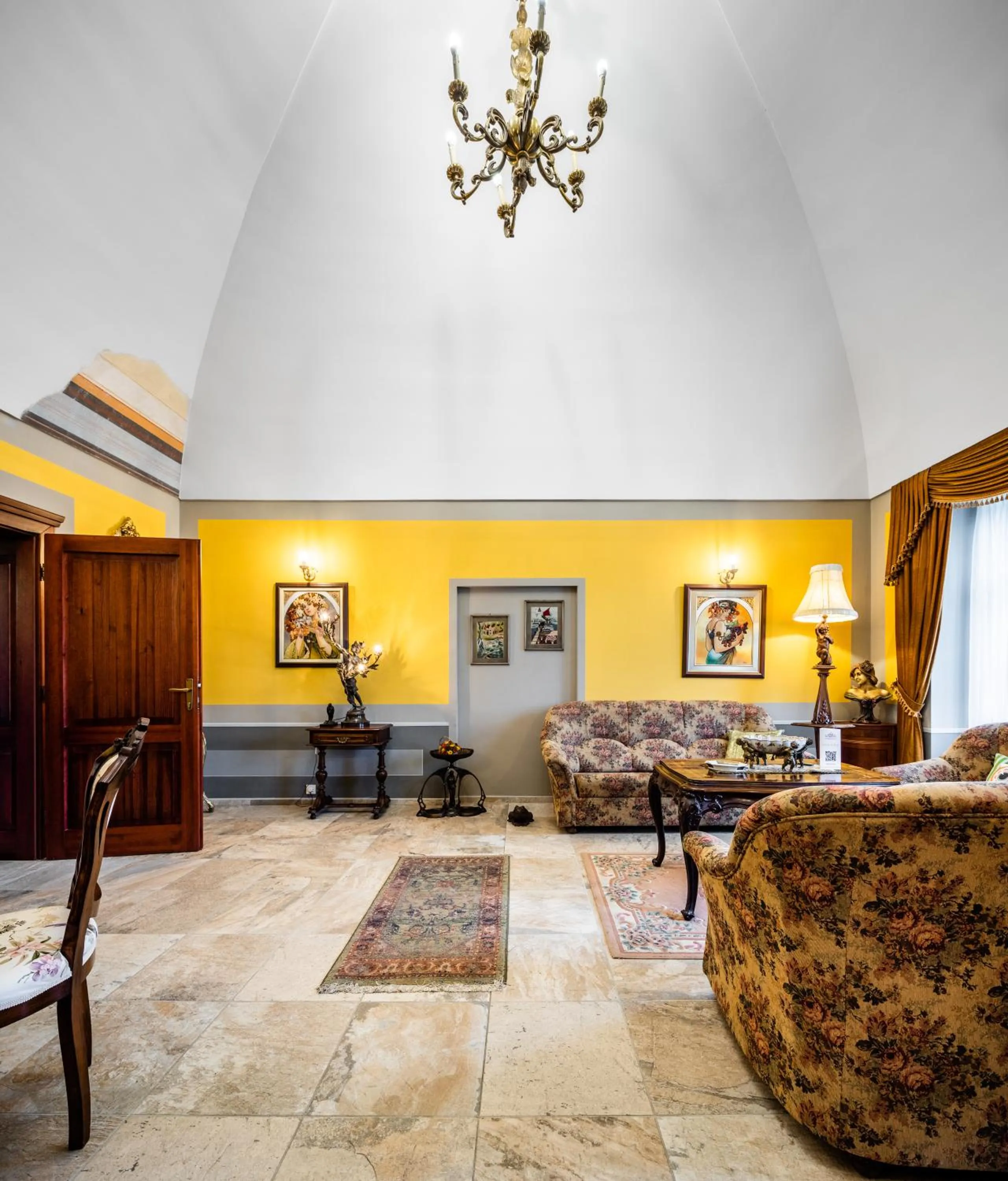 Seating area in Hotel Vécsecity