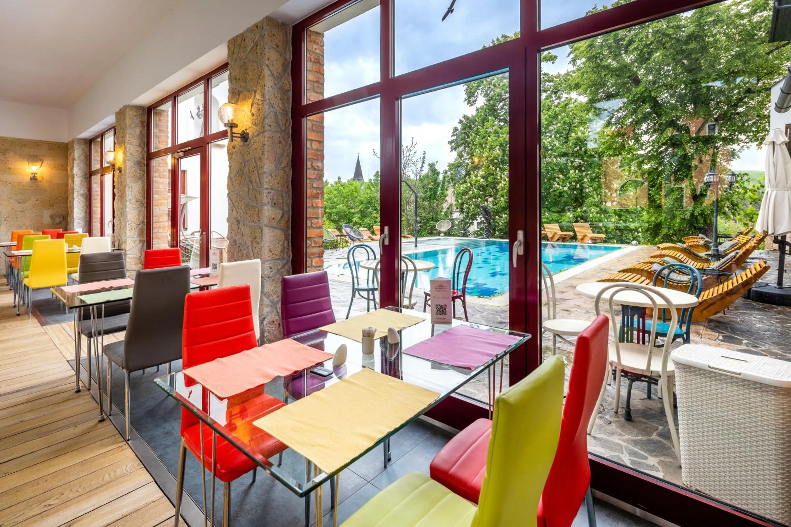 Restaurant/places to eat in Hotel Vécsecity