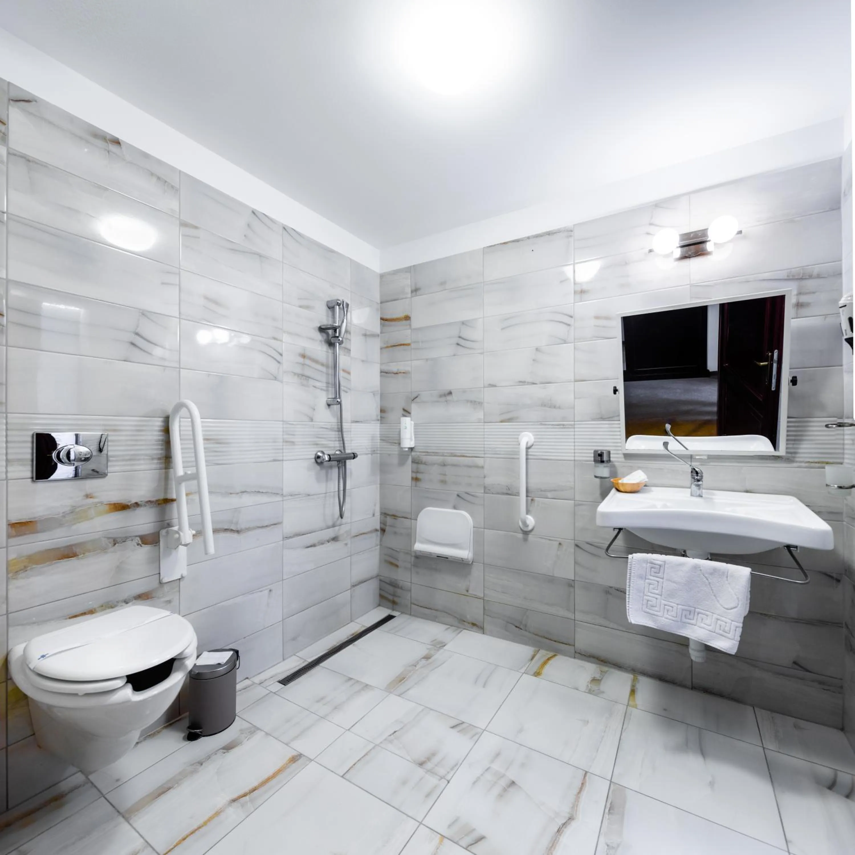 Shower in Hotel Vécsecity