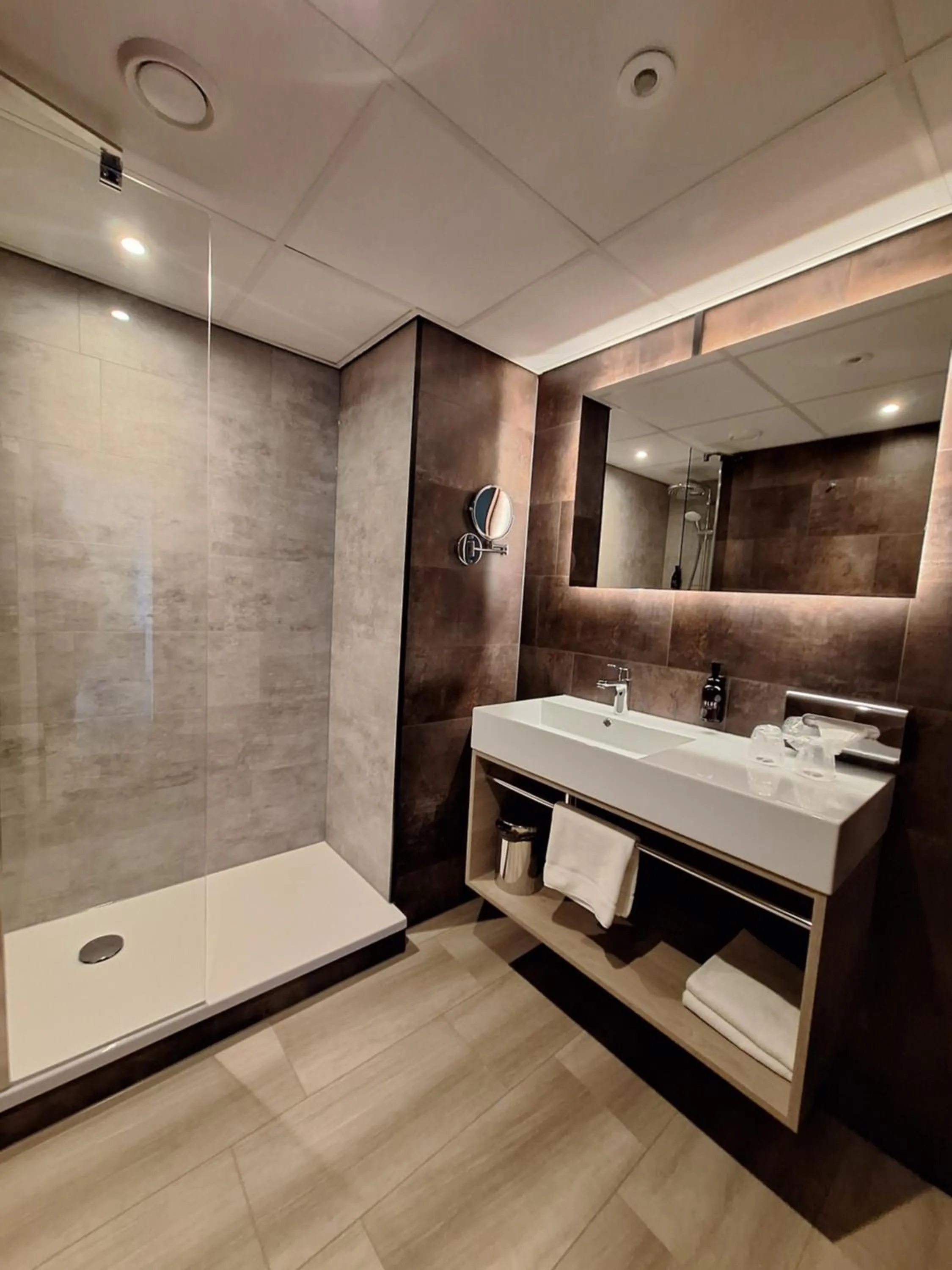 Bathroom in Fletcher Hotel Jan van Scorel