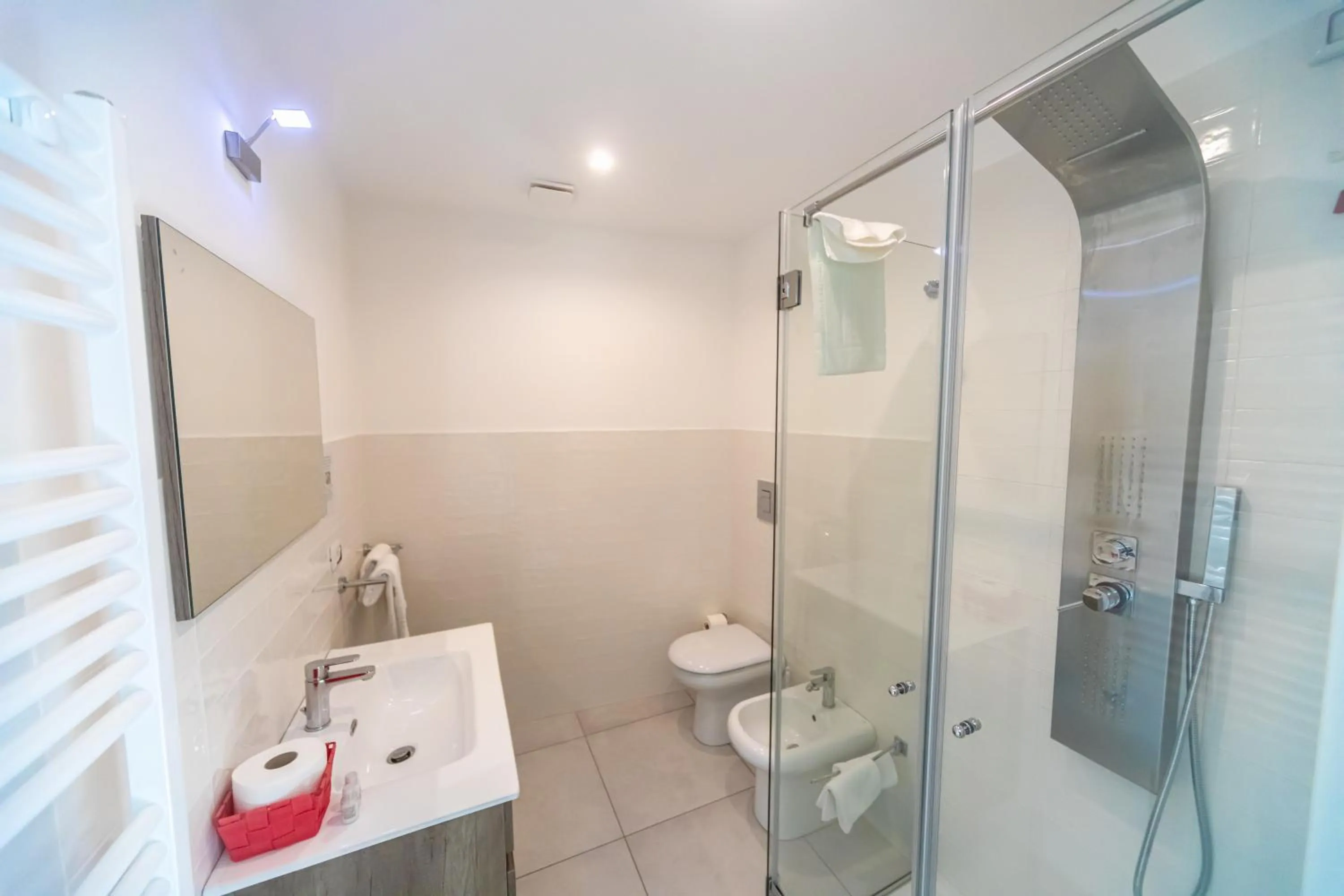 Shower in HAPPYROOMS