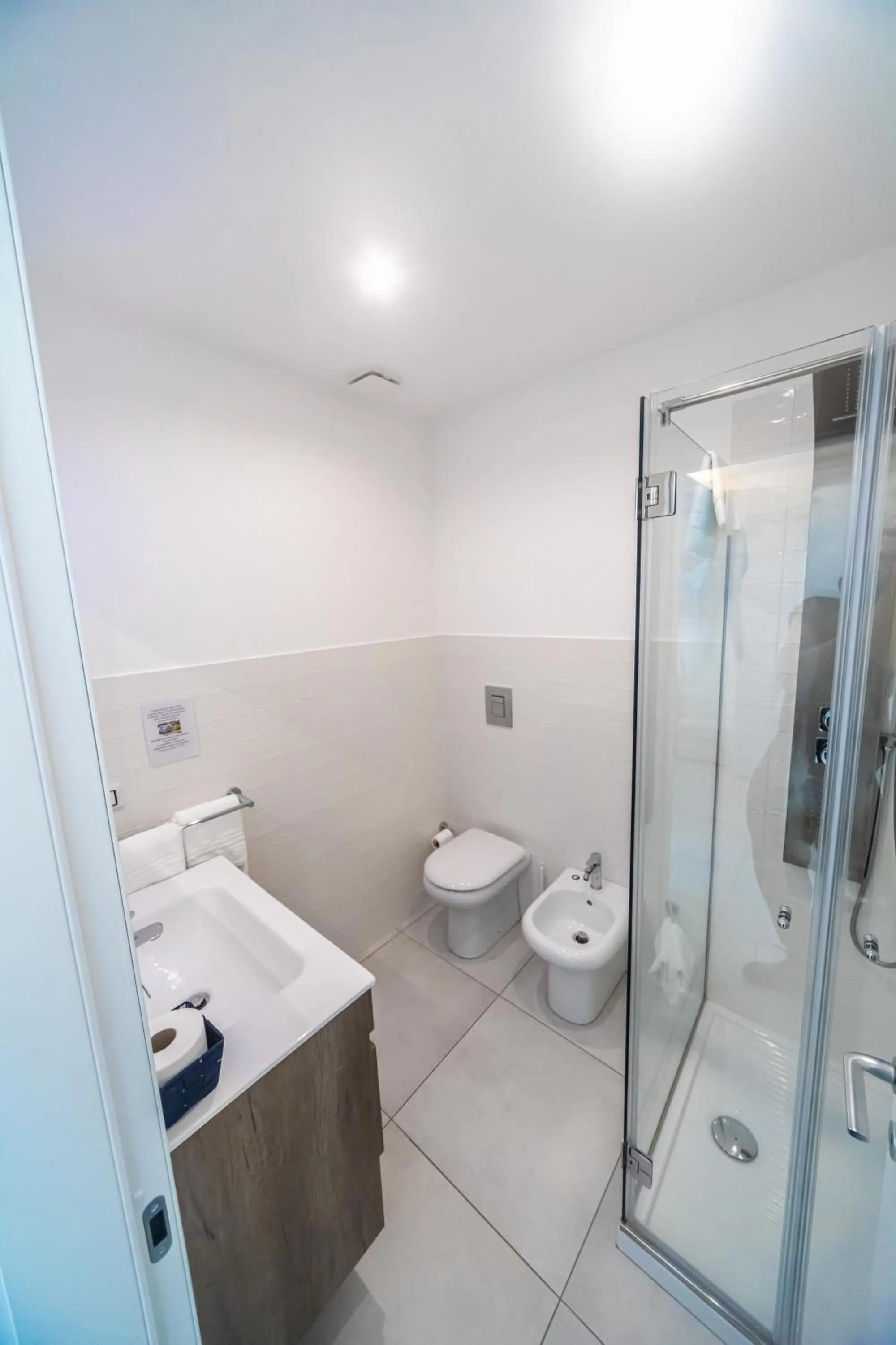 Shower in HAPPYROOMS