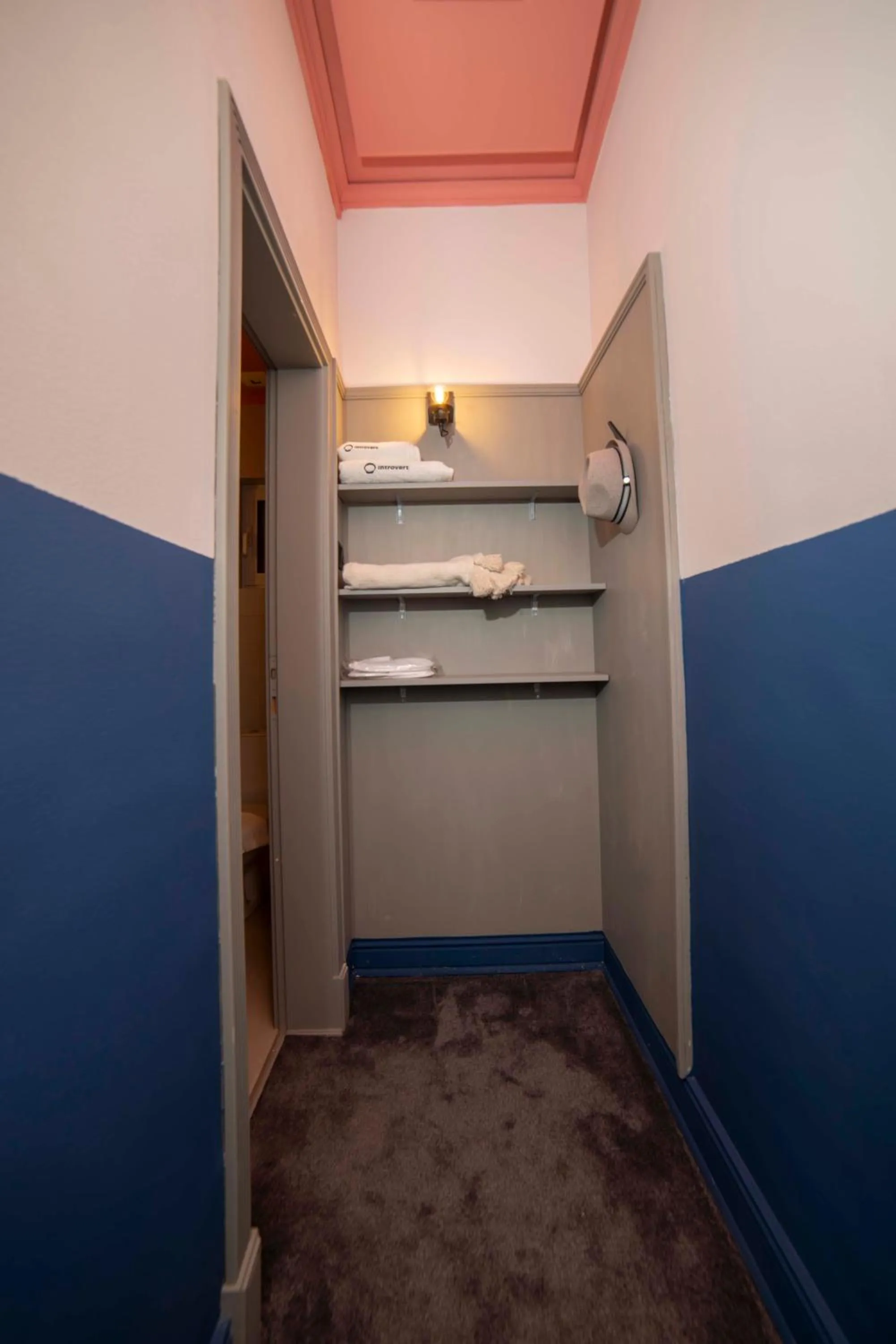 wardrobe in Maria Luisa by INTROVERT HOTELS