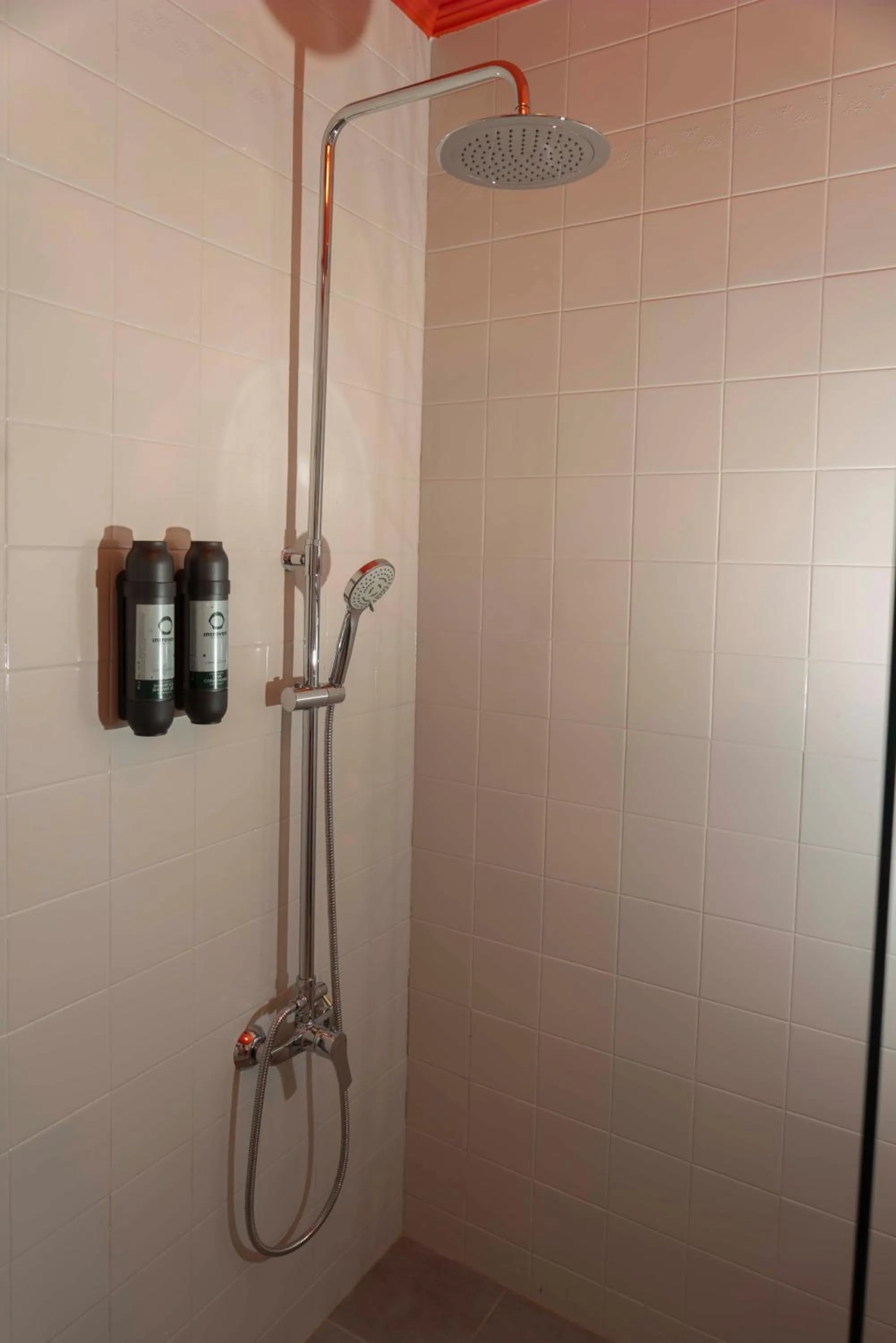 Shower in Maria Luisa by INTROVERT HOTELS