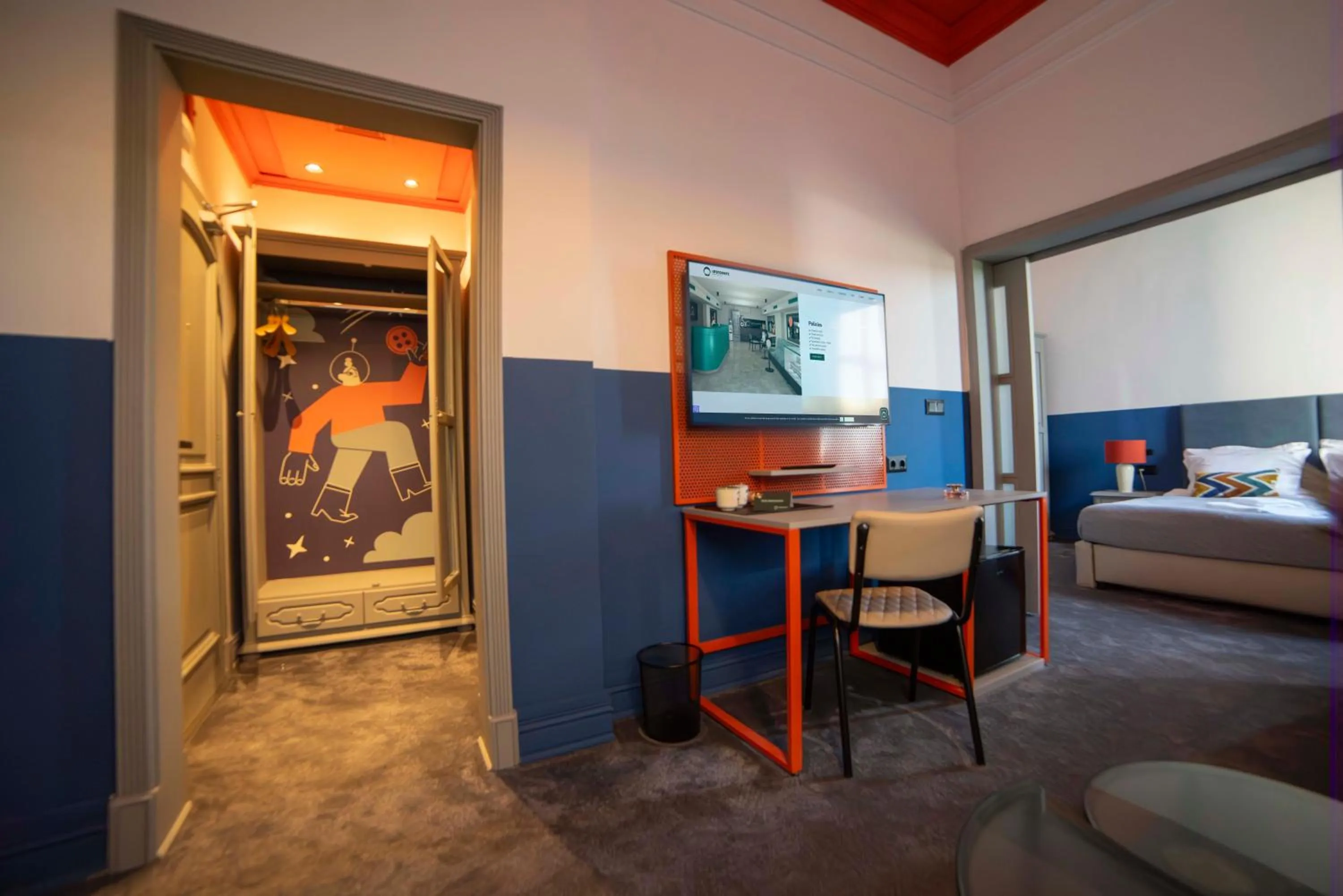 TV and multimedia, Bed in Maria Luisa by INTROVERT HOTELS