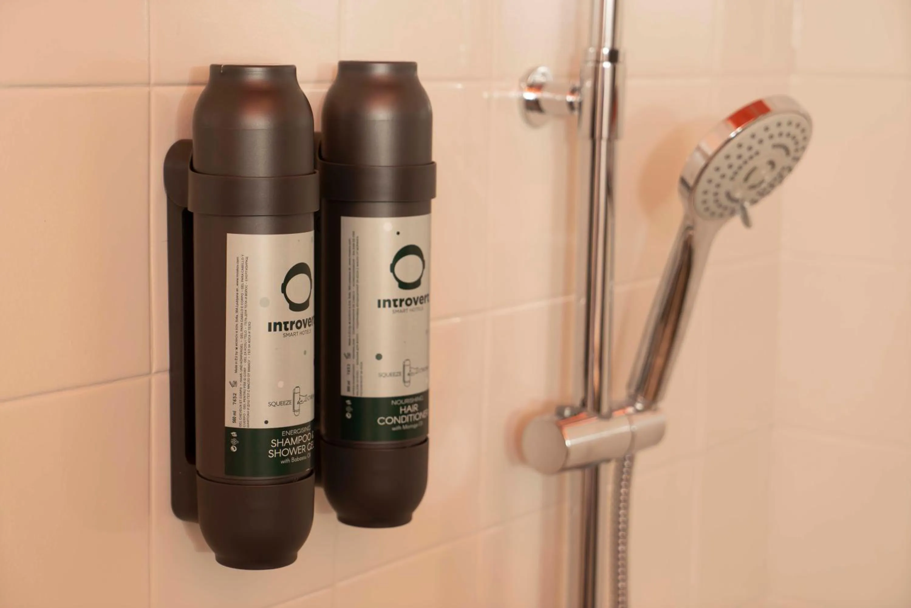 Shower in Maria Luisa by INTROVERT HOTELS