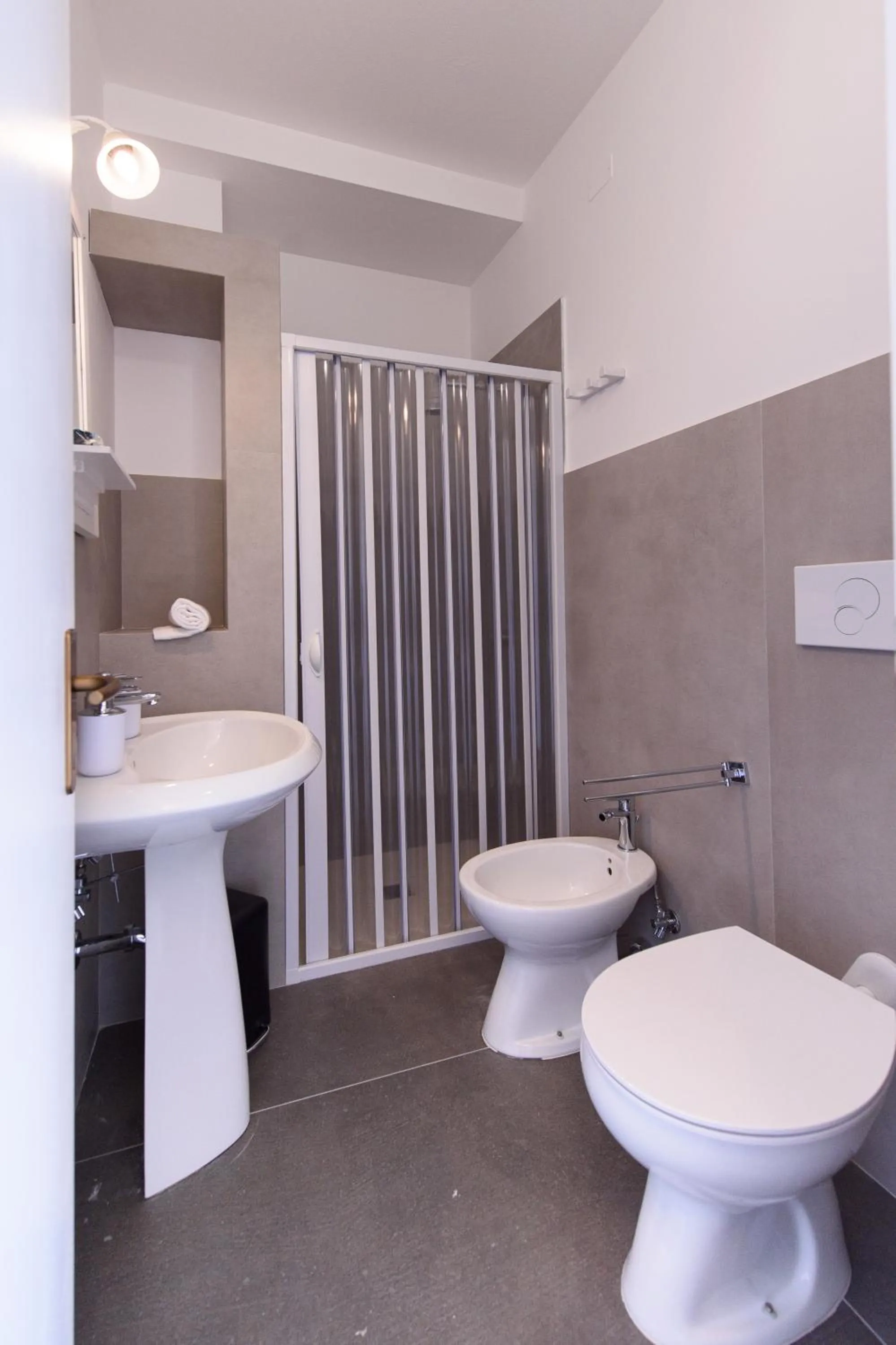 Toilet, Bathroom in Al Rayyan - Affittacamere