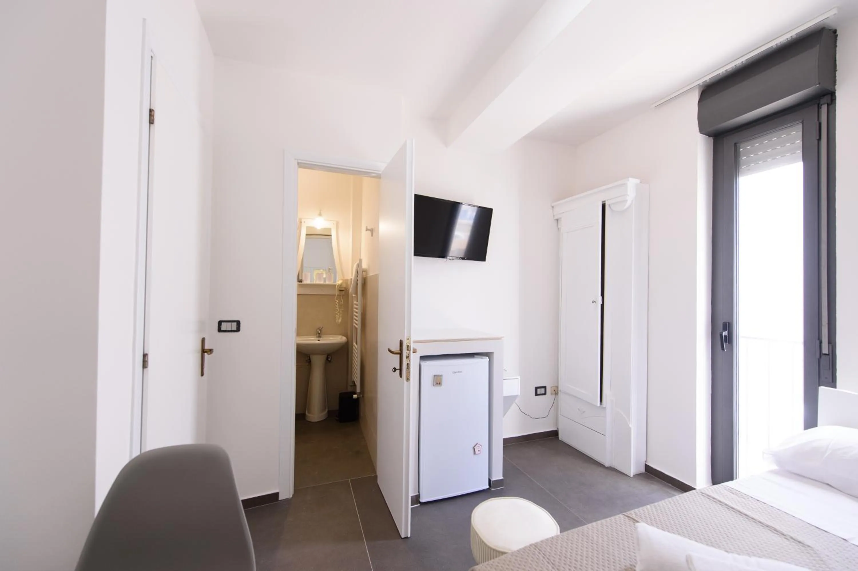 Photo of the whole room, TV/Entertainment Center in Al Rayyan - Affittacamere