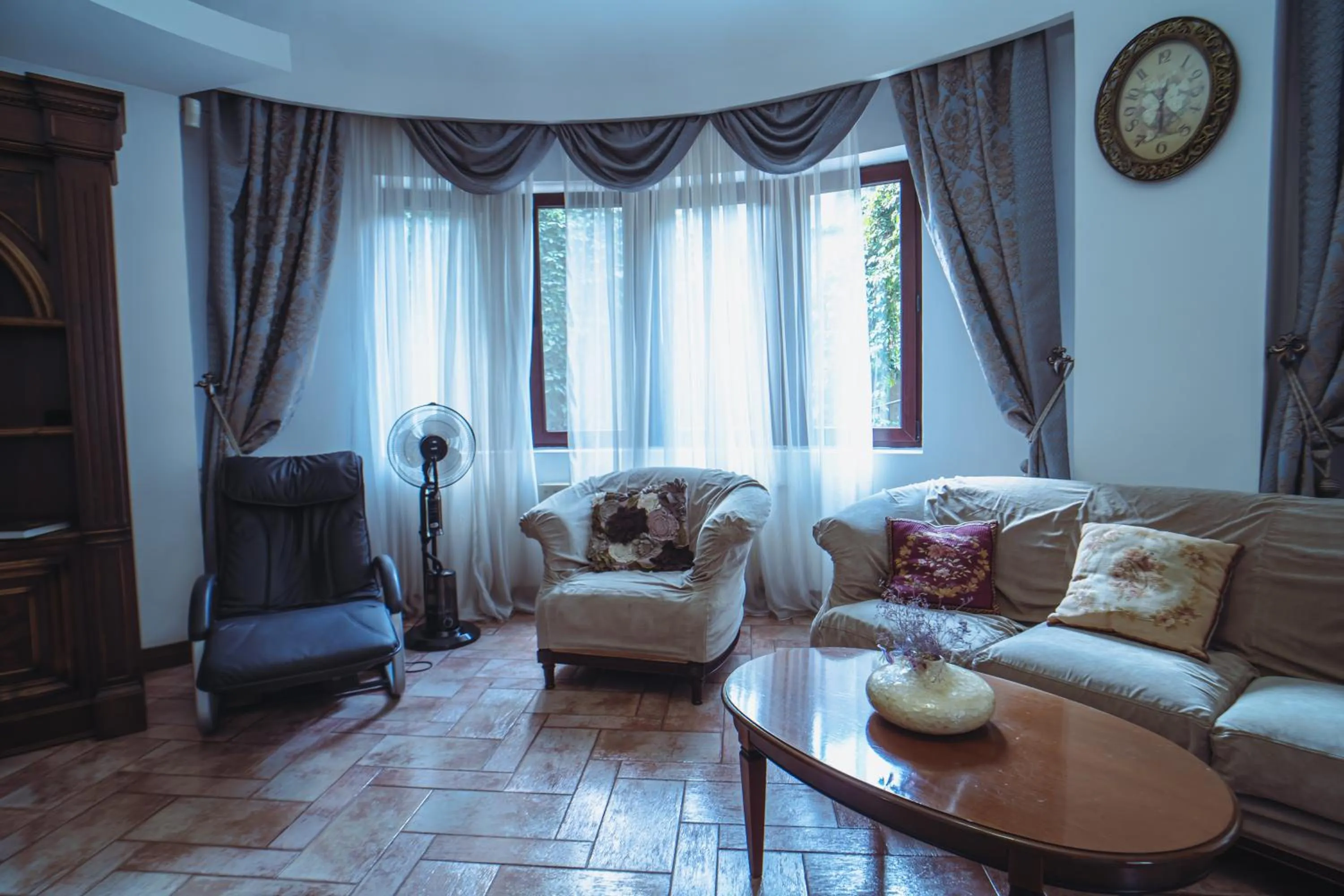 Communal lounge/ TV room in Luxuria Central Villa Bucharest