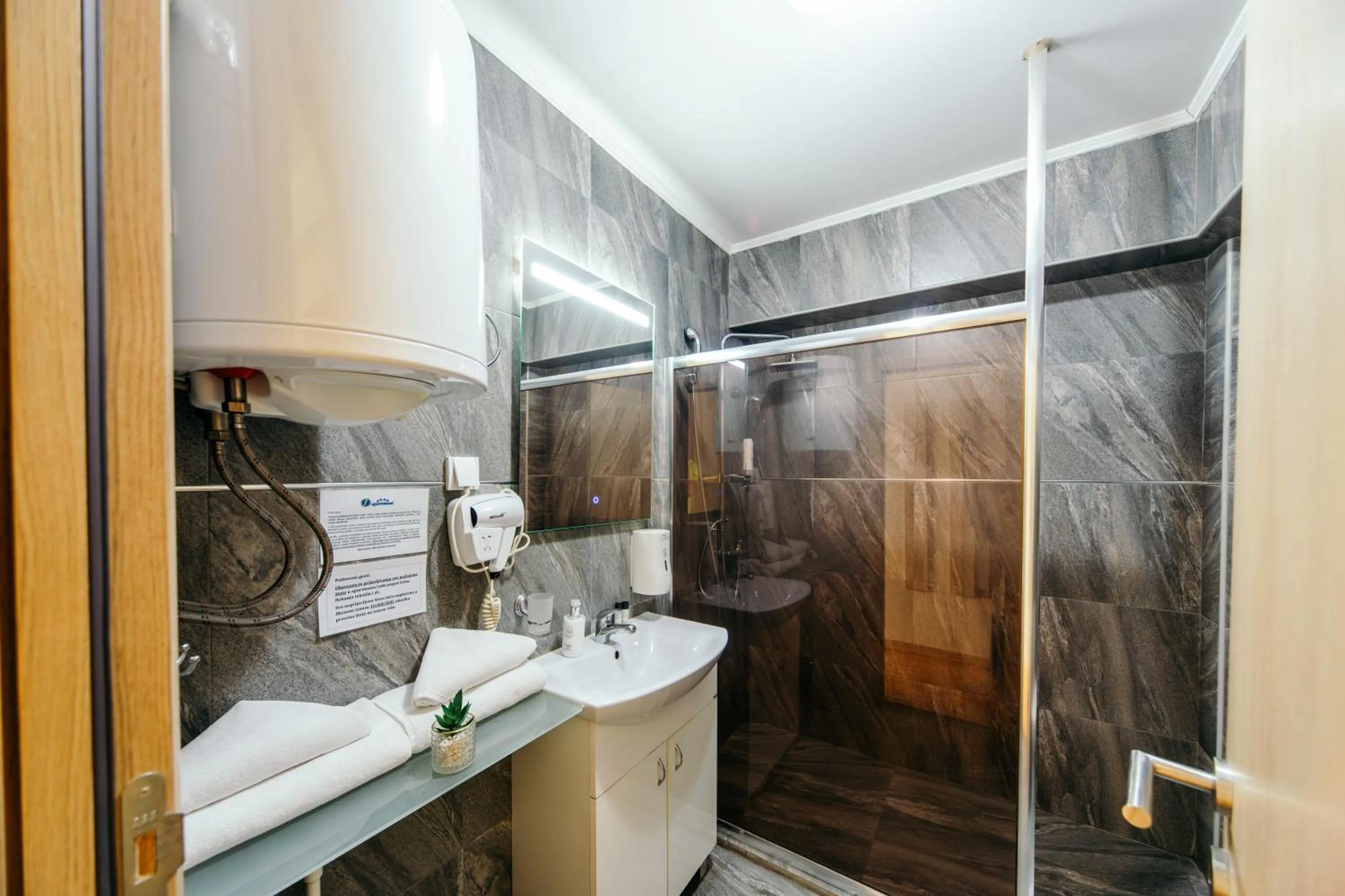 Shower in F Apartmani Kragujevac