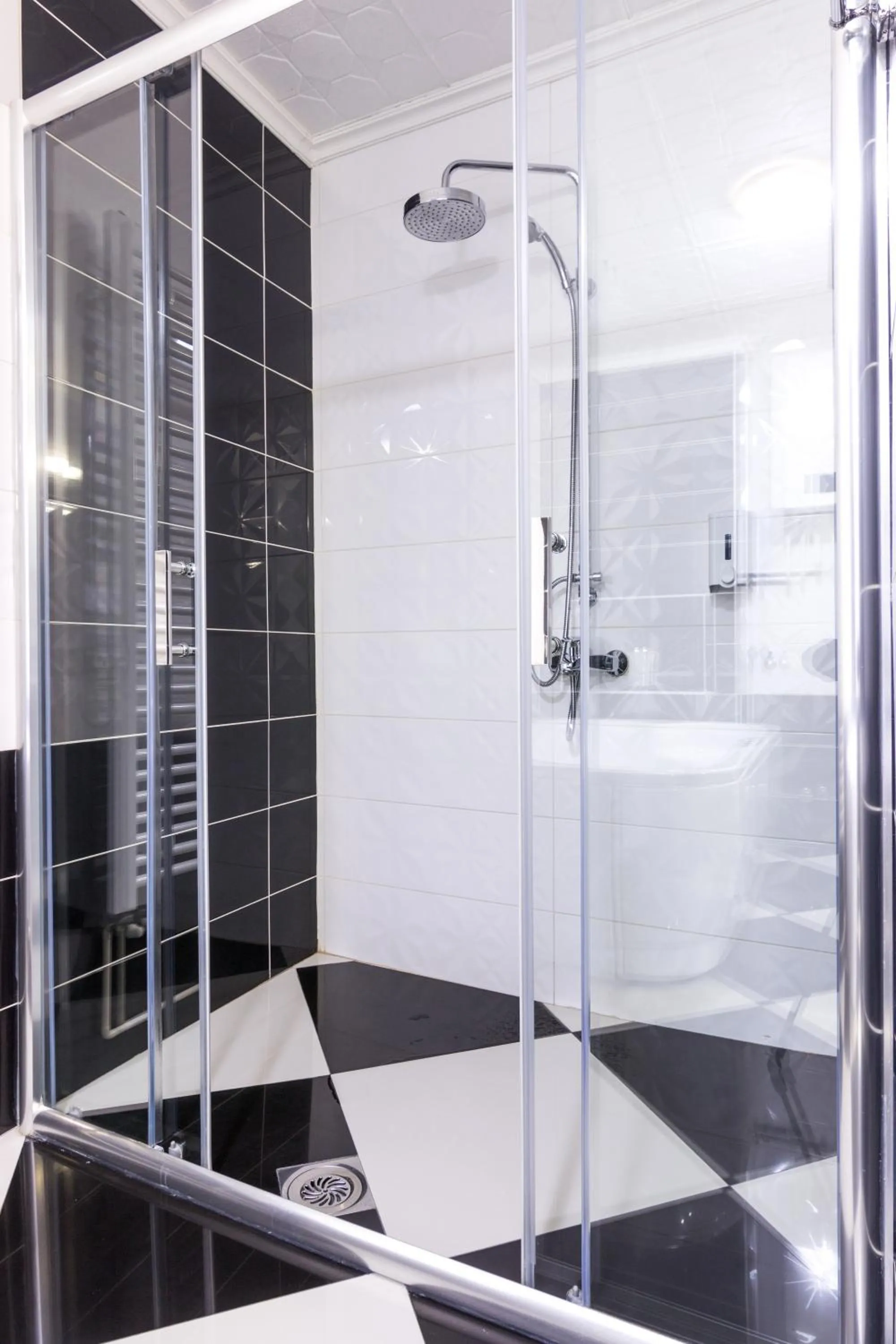 Shower in F Apartmani Kragujevac