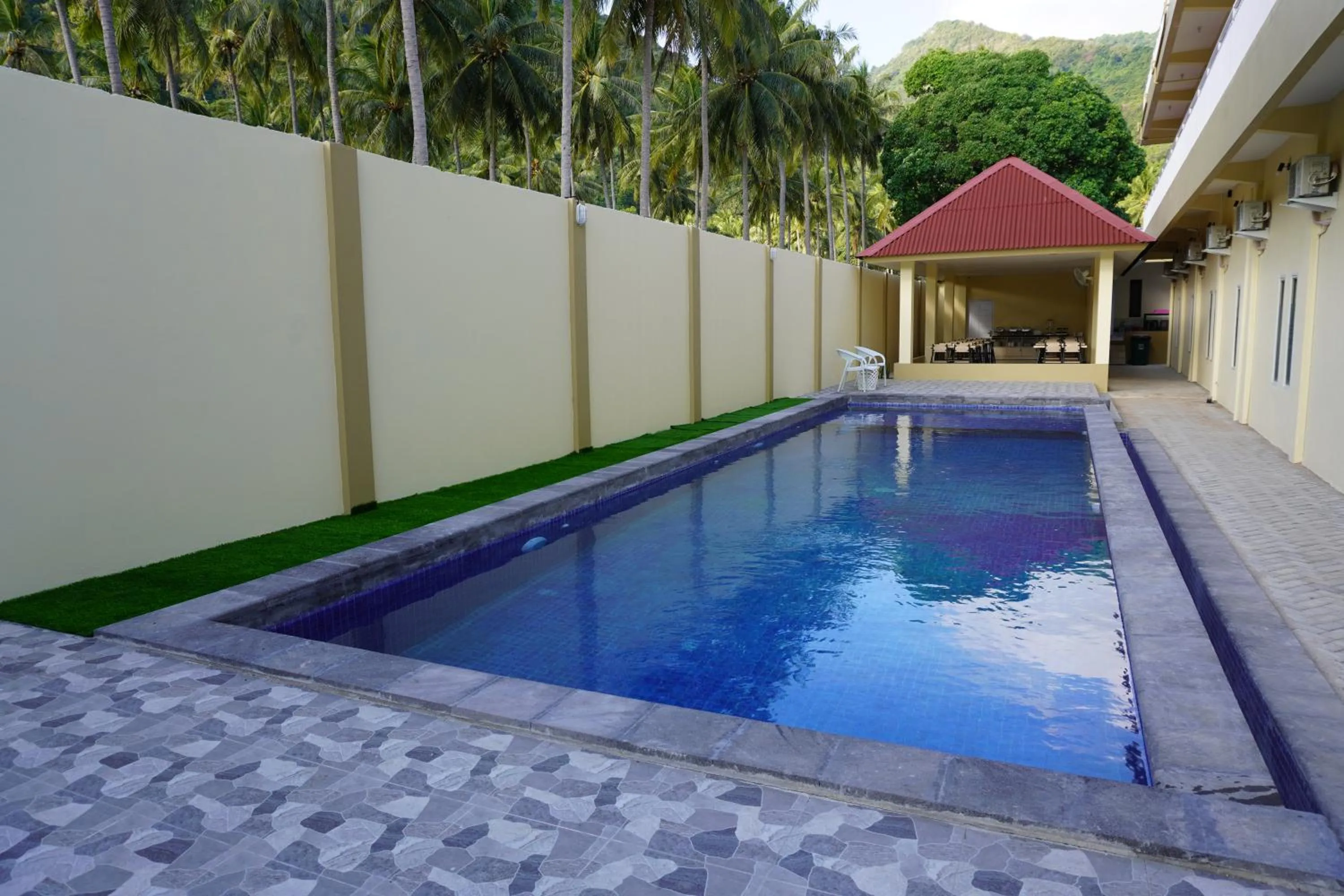 Swimming pool in Hotel Luansa Klui