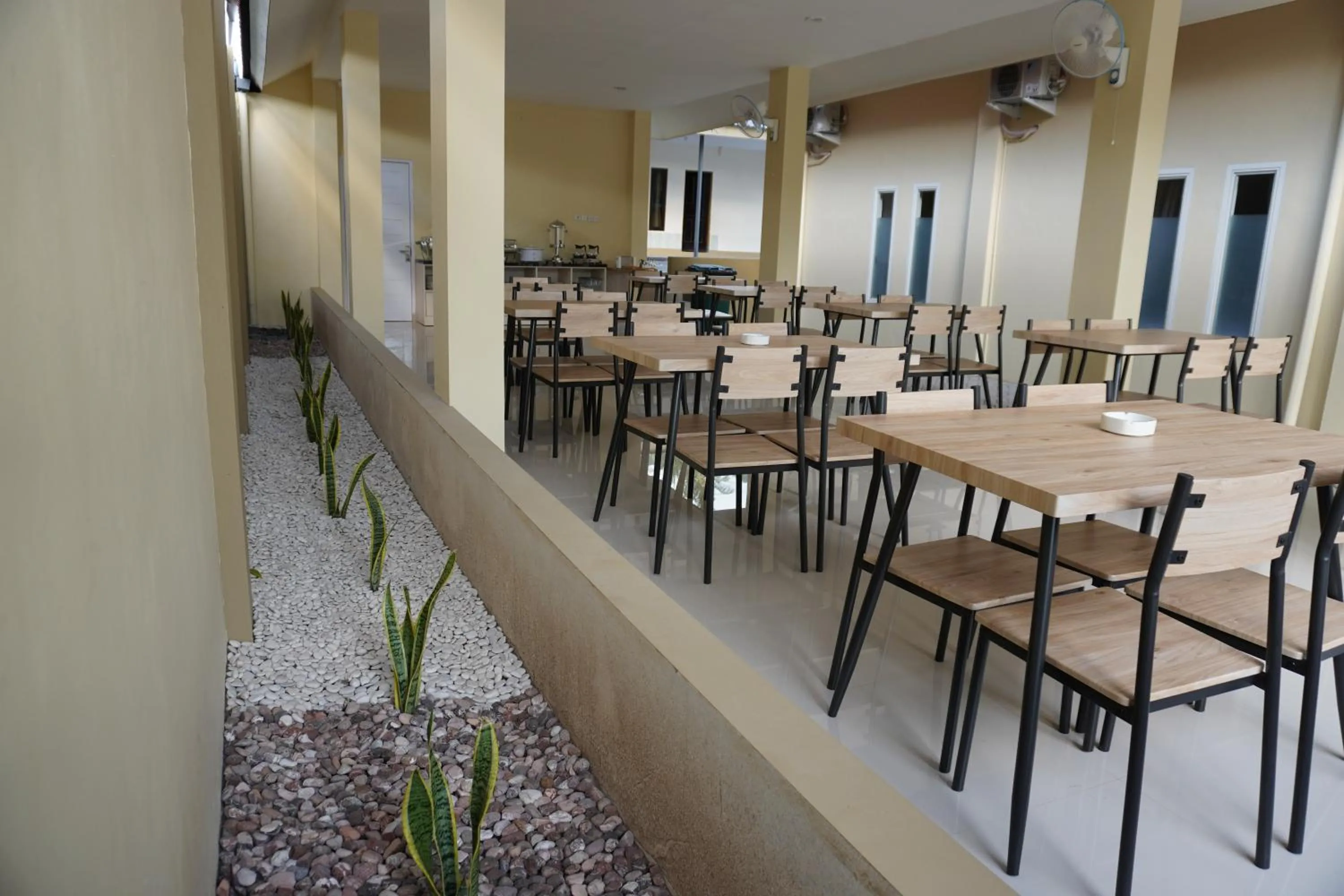 Restaurant/places to eat in Hotel Luansa Klui