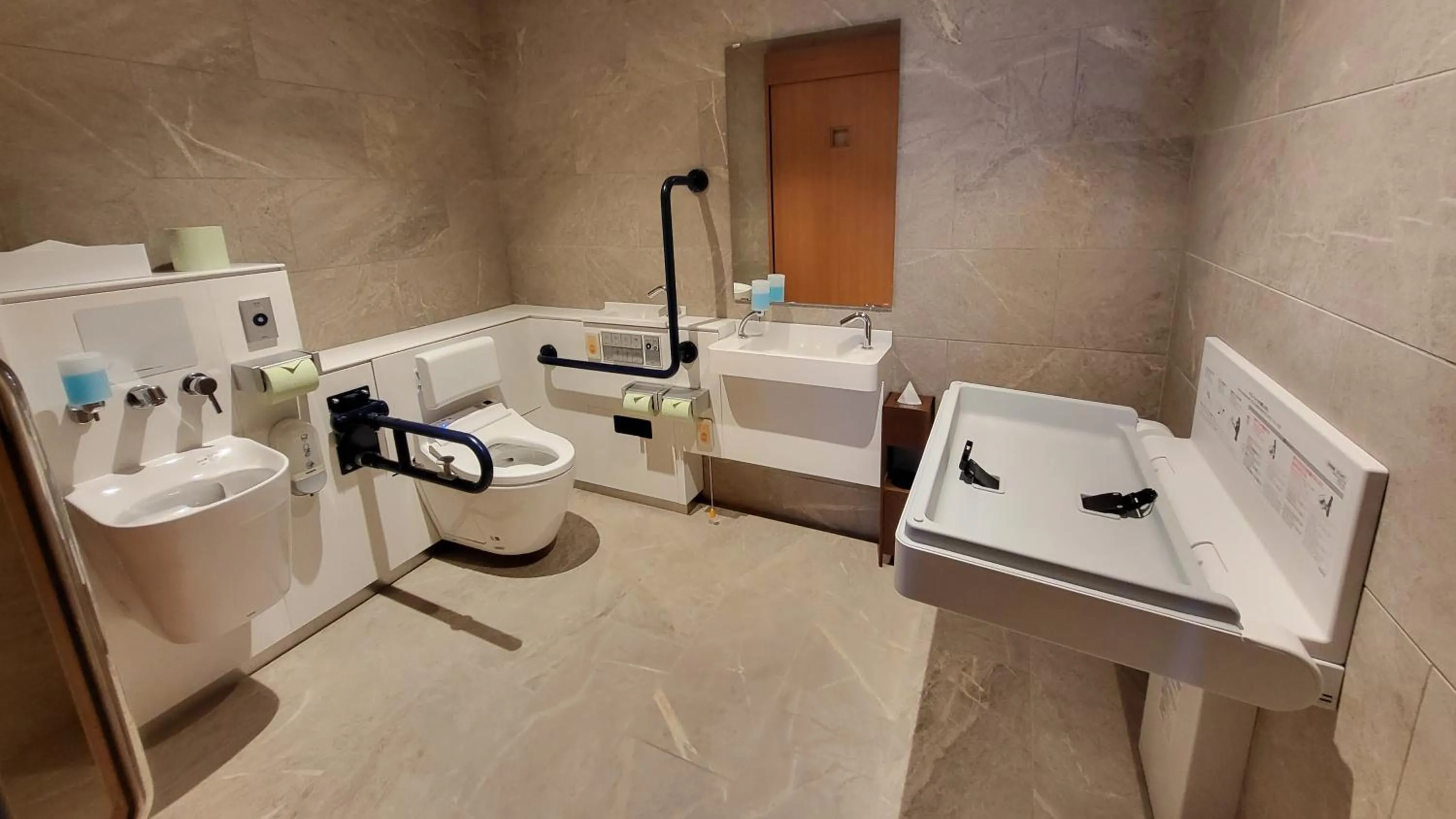 Toilet in La vista Yokosuka Kannonzaki Terrace