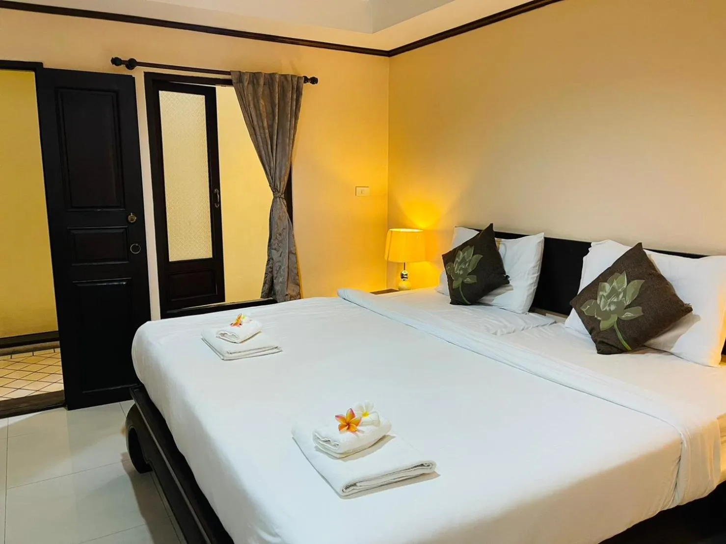 Photo of the whole room, Bed in Na Thapae Chiangmai Hotel