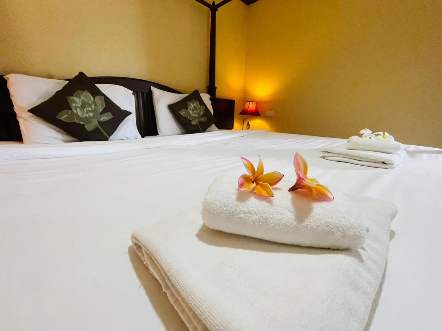 Bed in Na Thapae Chiangmai Hotel