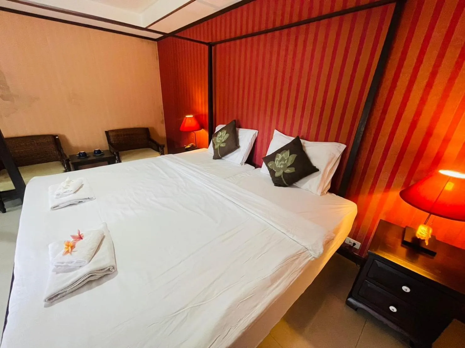 Photo of the whole room, Bed in Na Thapae Chiangmai Hotel